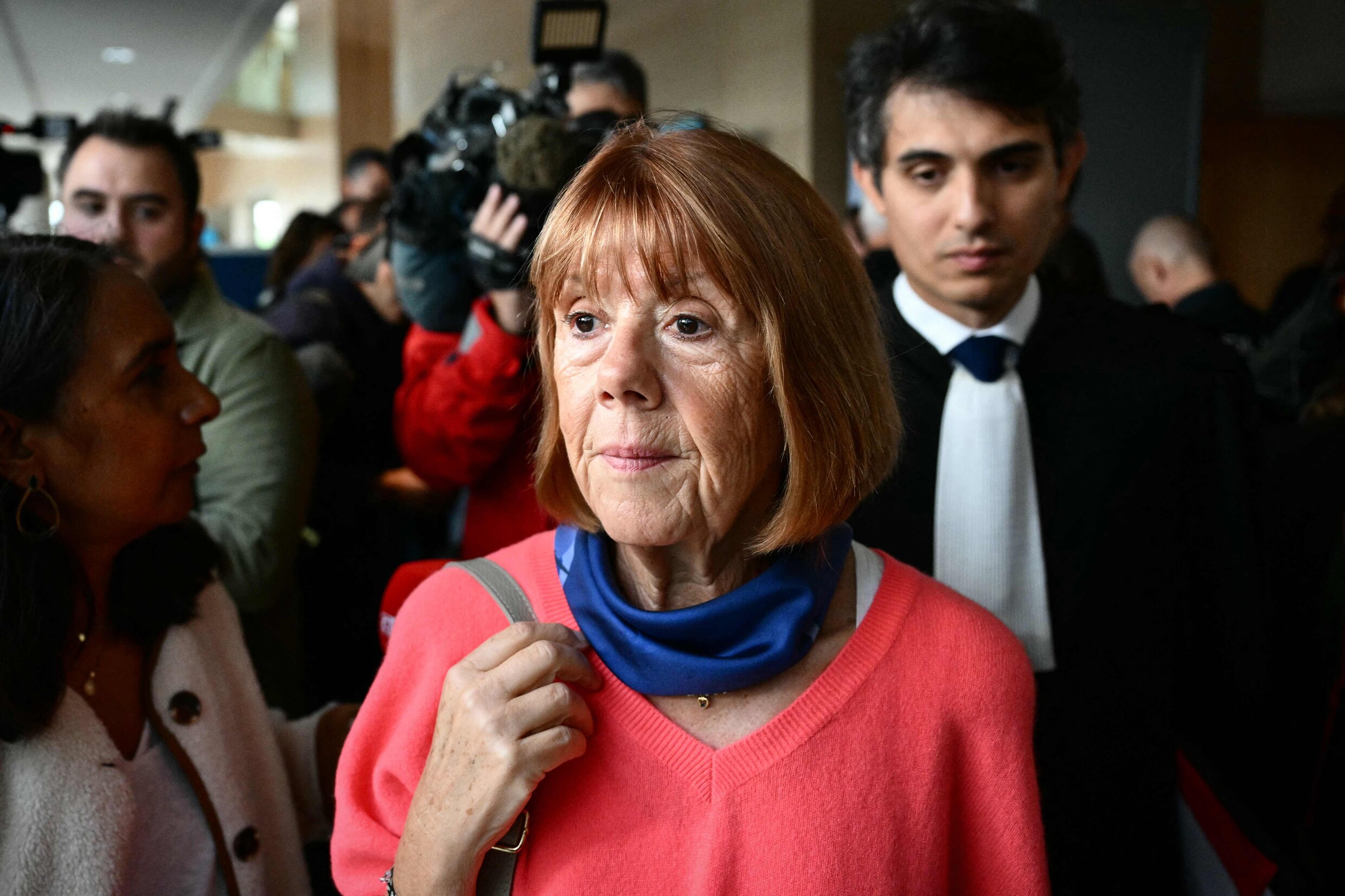 Met opgeheven hoofd groeit Gisèle Pélicot uit tot icoon van de strijd