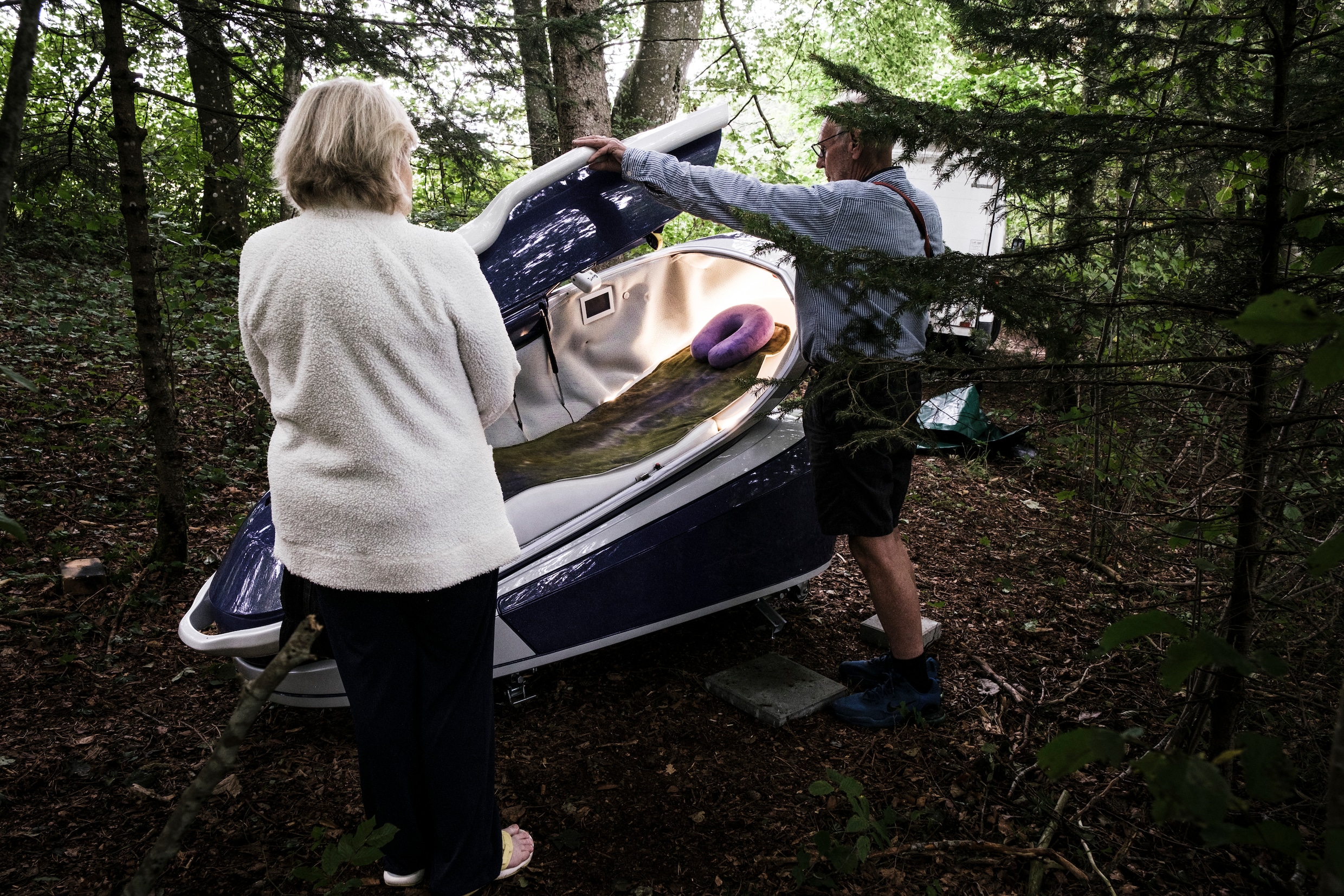 The 64-year-old woman looks at the Sarco, well before the moment she will enter the capsule.