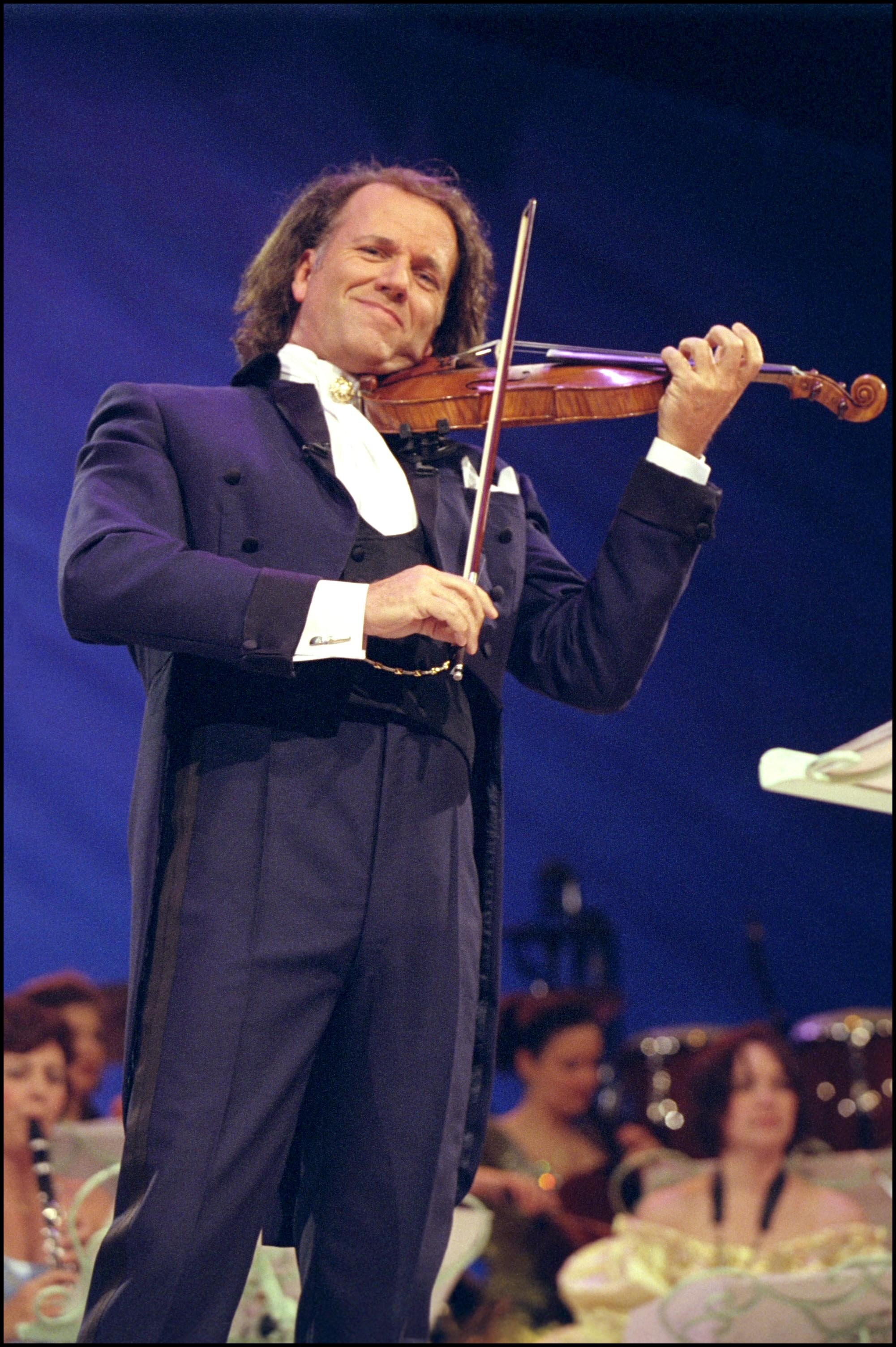 Wat doet André Rieu ineens op een voetbalshirt? Zieltogend MVV zoekt zo ...