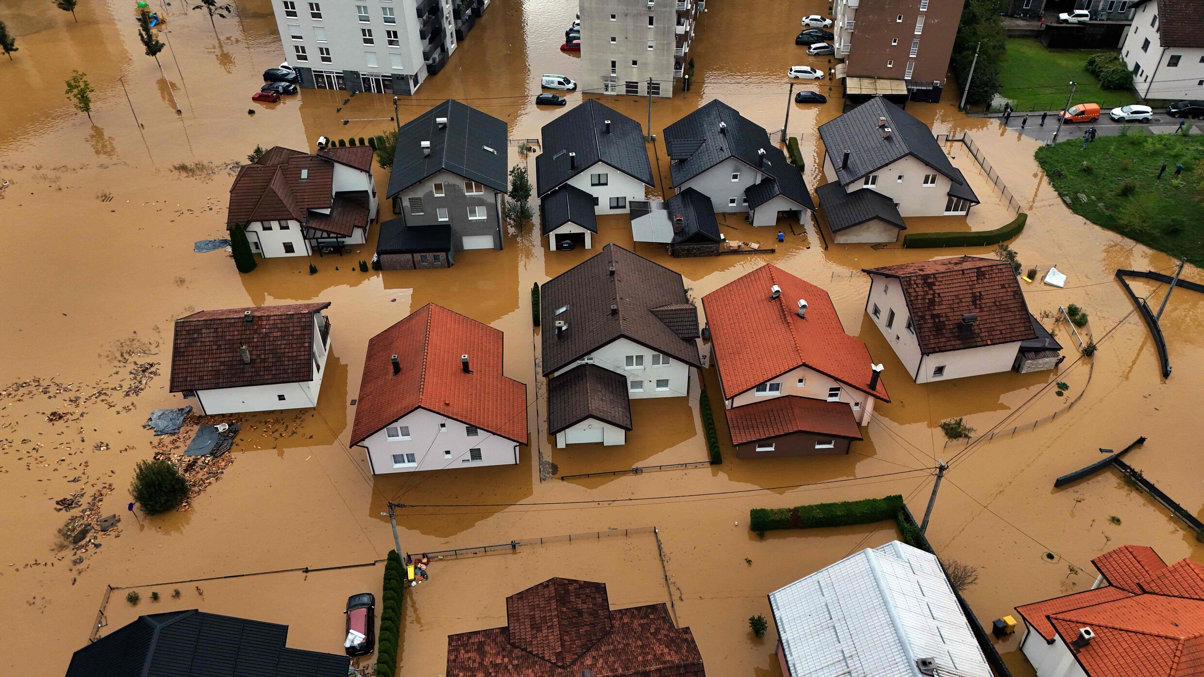 Modderstromen na hevige regenval verrassen slapende Bosniërs, minstens ...