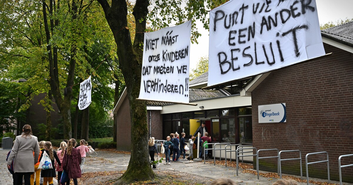 Een knal bij de beoogde noodopvang van asielzoekers in Ugchelen, dat kan geen toeval zijn