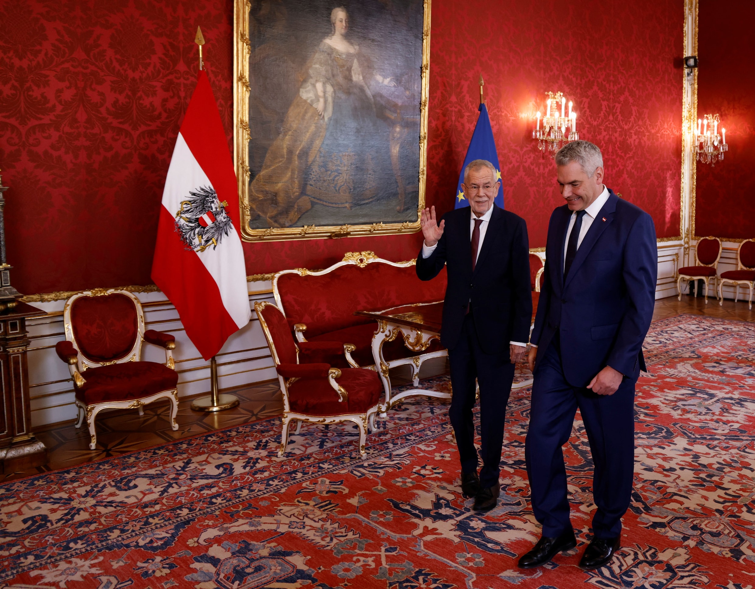 De Oostenrijkse president Alexander Van der Bellen (links) verwelkomt in zijn Weense paleis ÖVP-leider Karl Nehammer, die een nieuwe regering moet smeden.