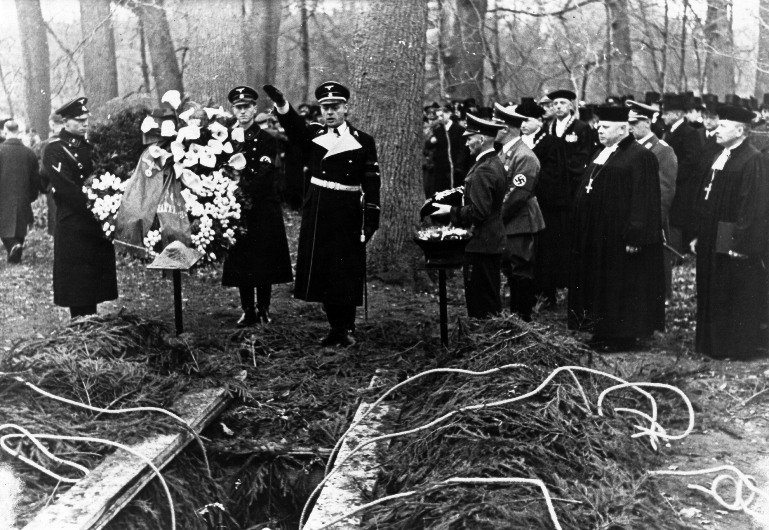 De begrafenis van Henri Deterding in Mecklenburg. Erich Hilgenfeldt, hoofd van de Nationalsozialistische Volkswohlfahrt, legt een krans namens Adolf Hitler.