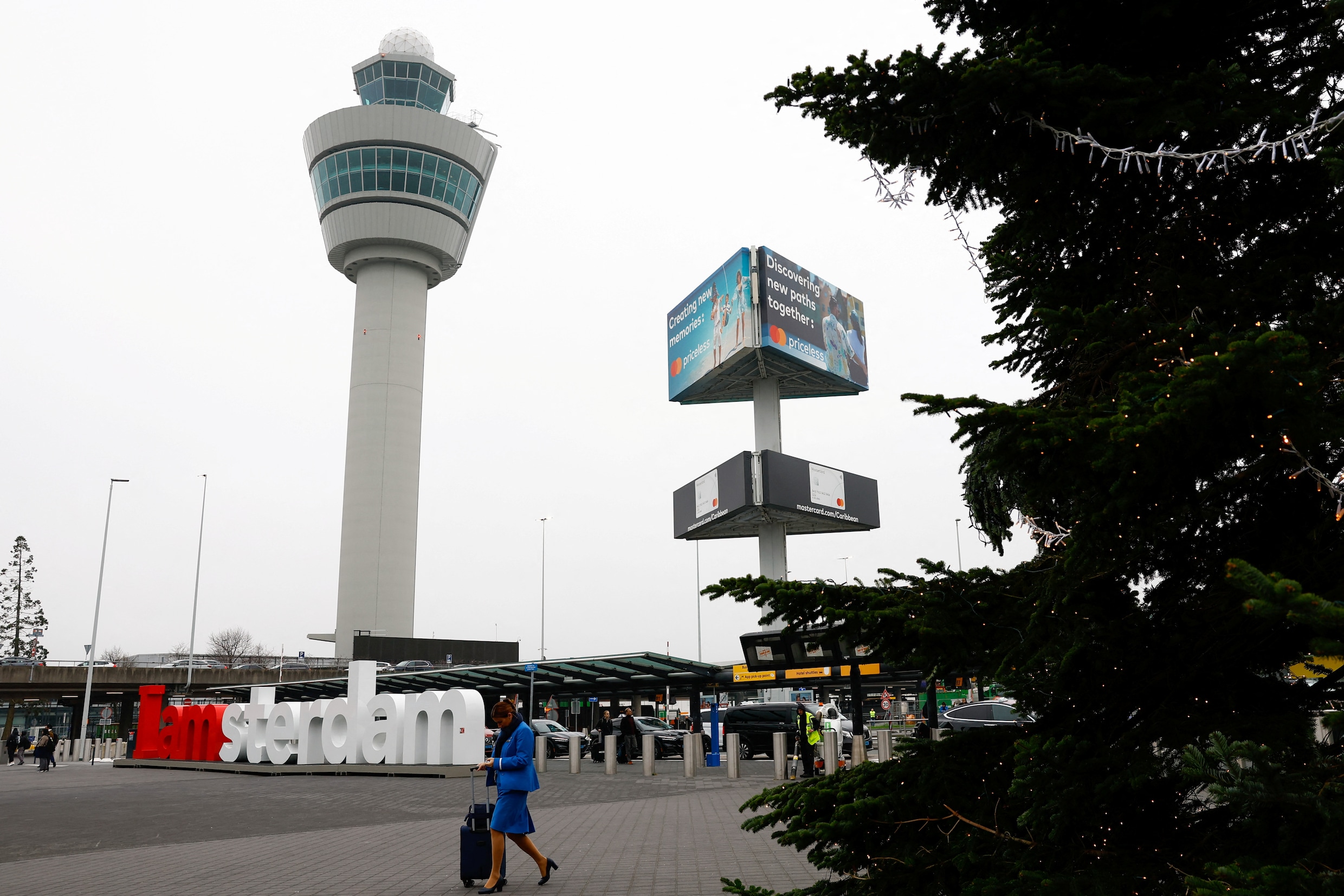 Schiphol Annuleert Ruim Honderd Vluchten Om Zware Windstoten | De ...