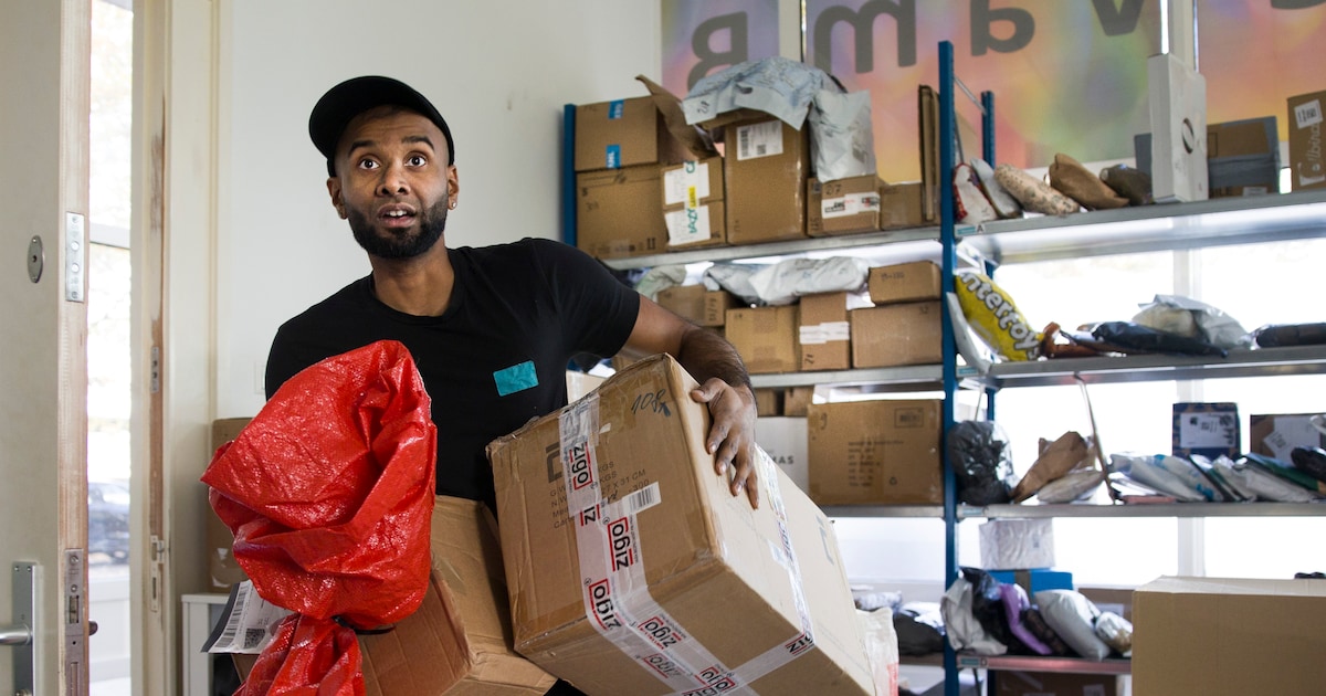 Tijdens de feestdagen draaien ook de pakketpunten overuren. ‘Sommige klanten gedragen zich echt scha