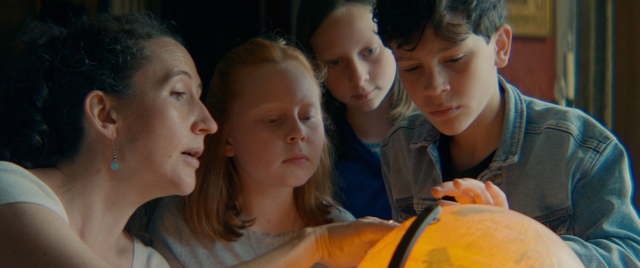 Kunstenaar Harriet met neefjes in nichtjes in ‘Where Dragons Live’.