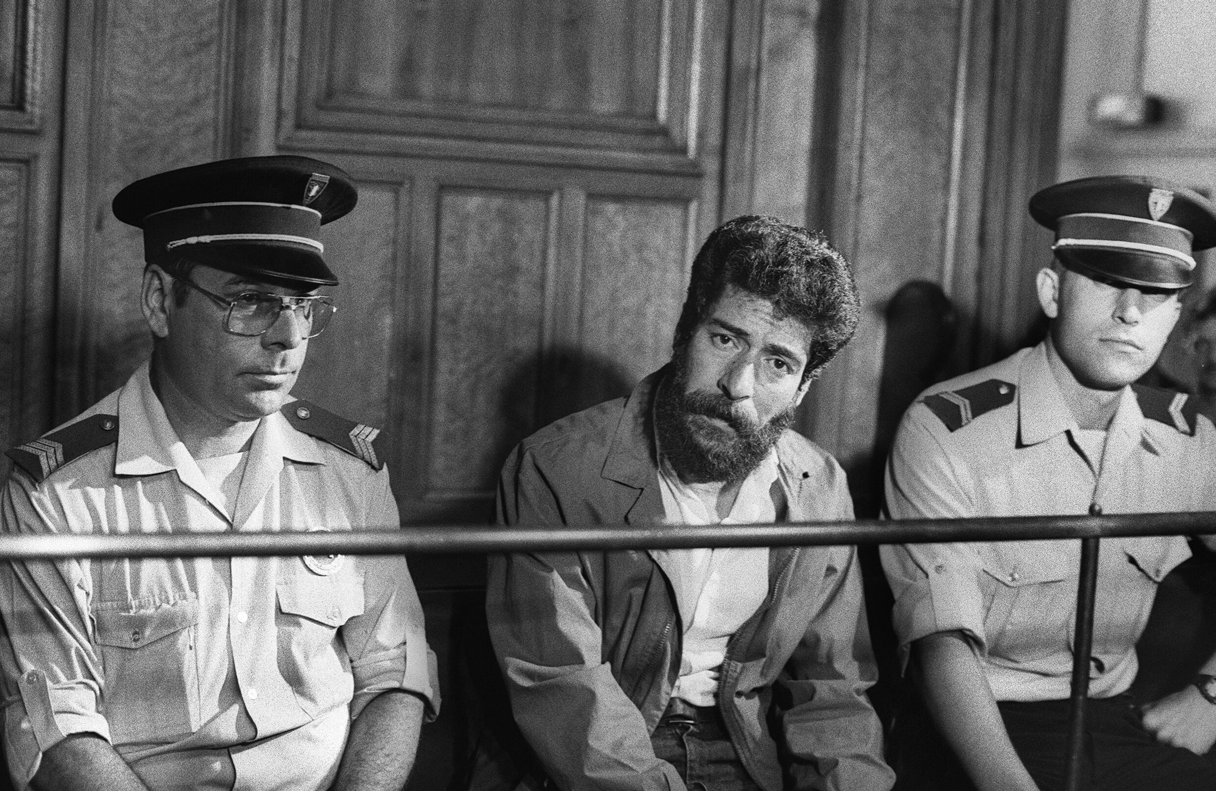 Lyon, juli 1986: Georges Abdallah, tussen twee bewakers, tijdens zijn rechtszaak.