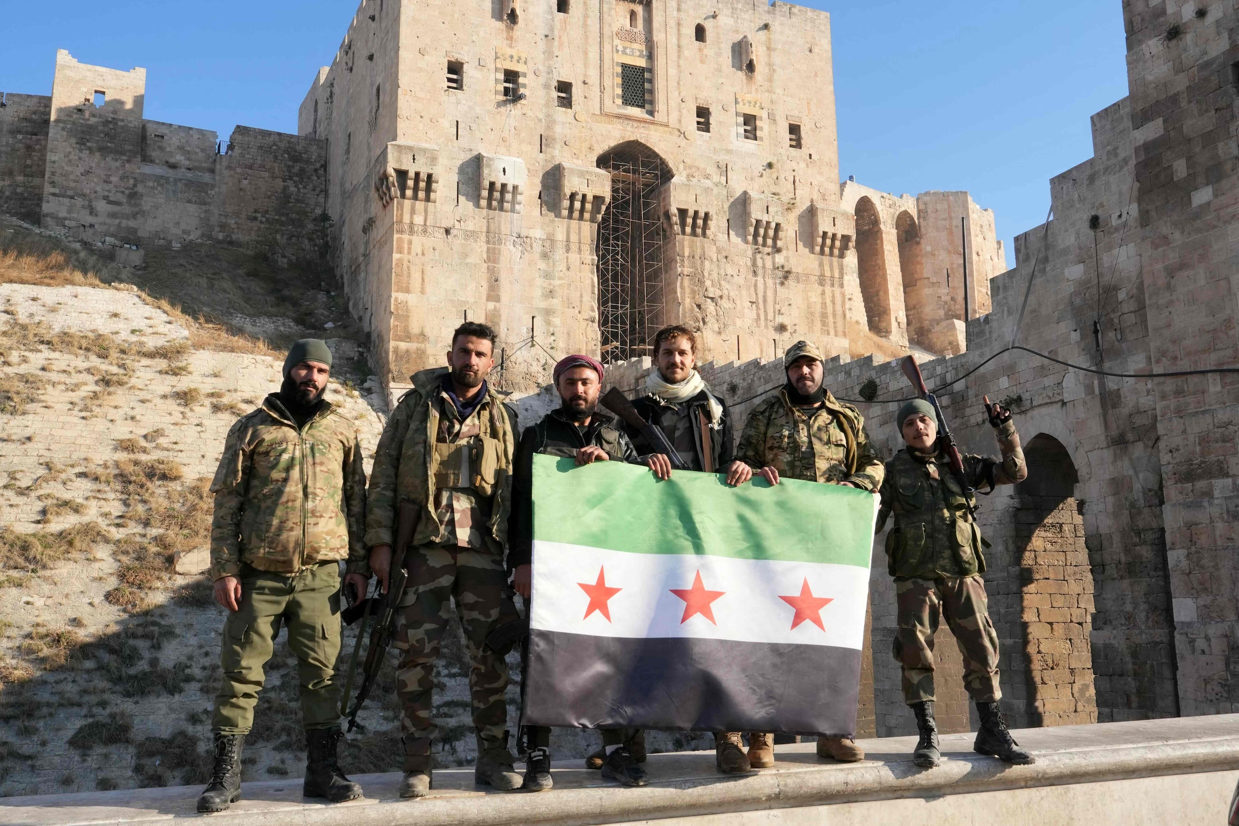 Voor het eerst in jaren doet Hayat Tahrir al-Sham het Syrische regime ...