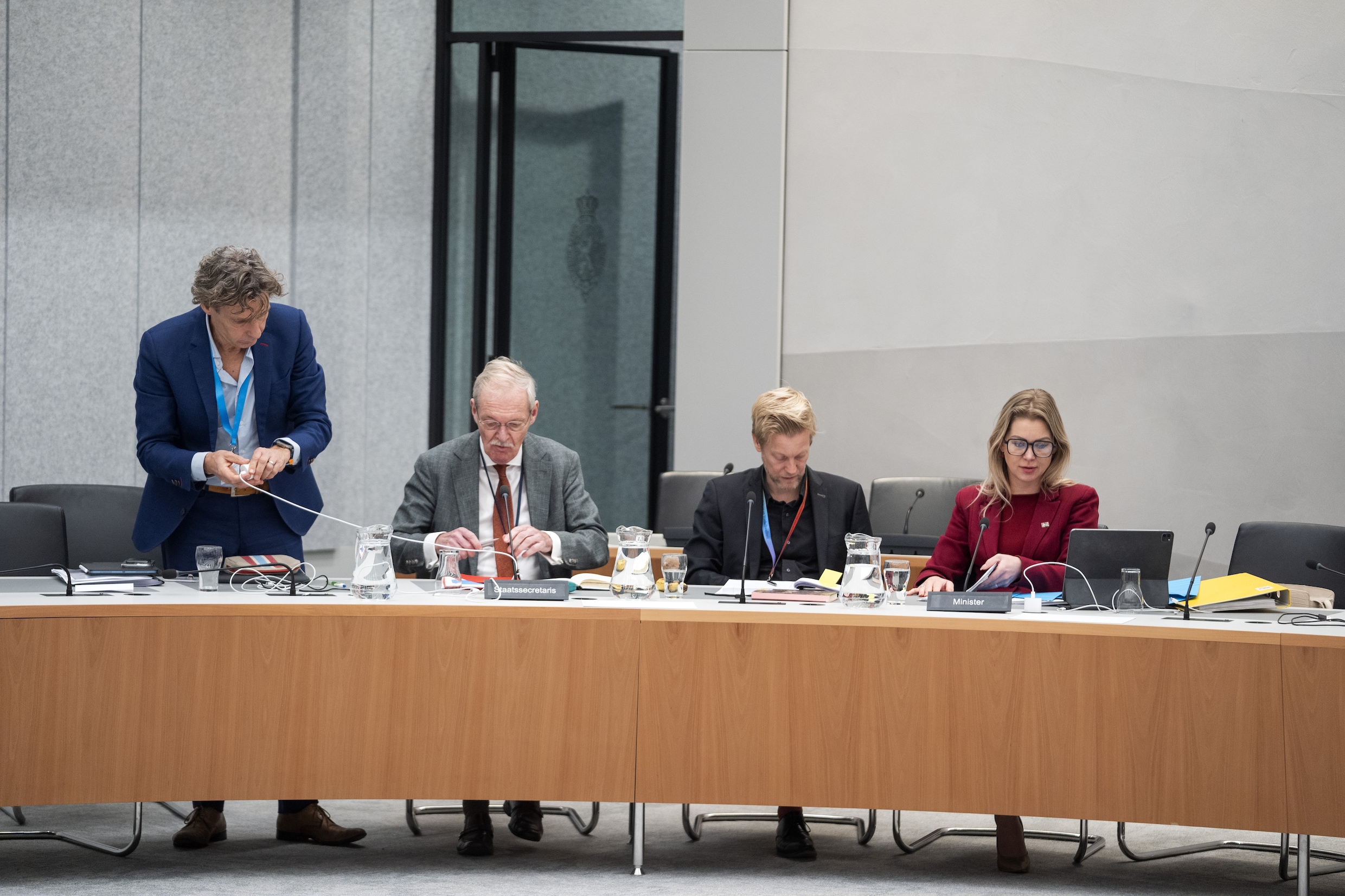 Staatssecretaris Jean Rummenie (tweede van links) en minister Femke Wiersma (rechts) woensdag in de Tweede Kamer.