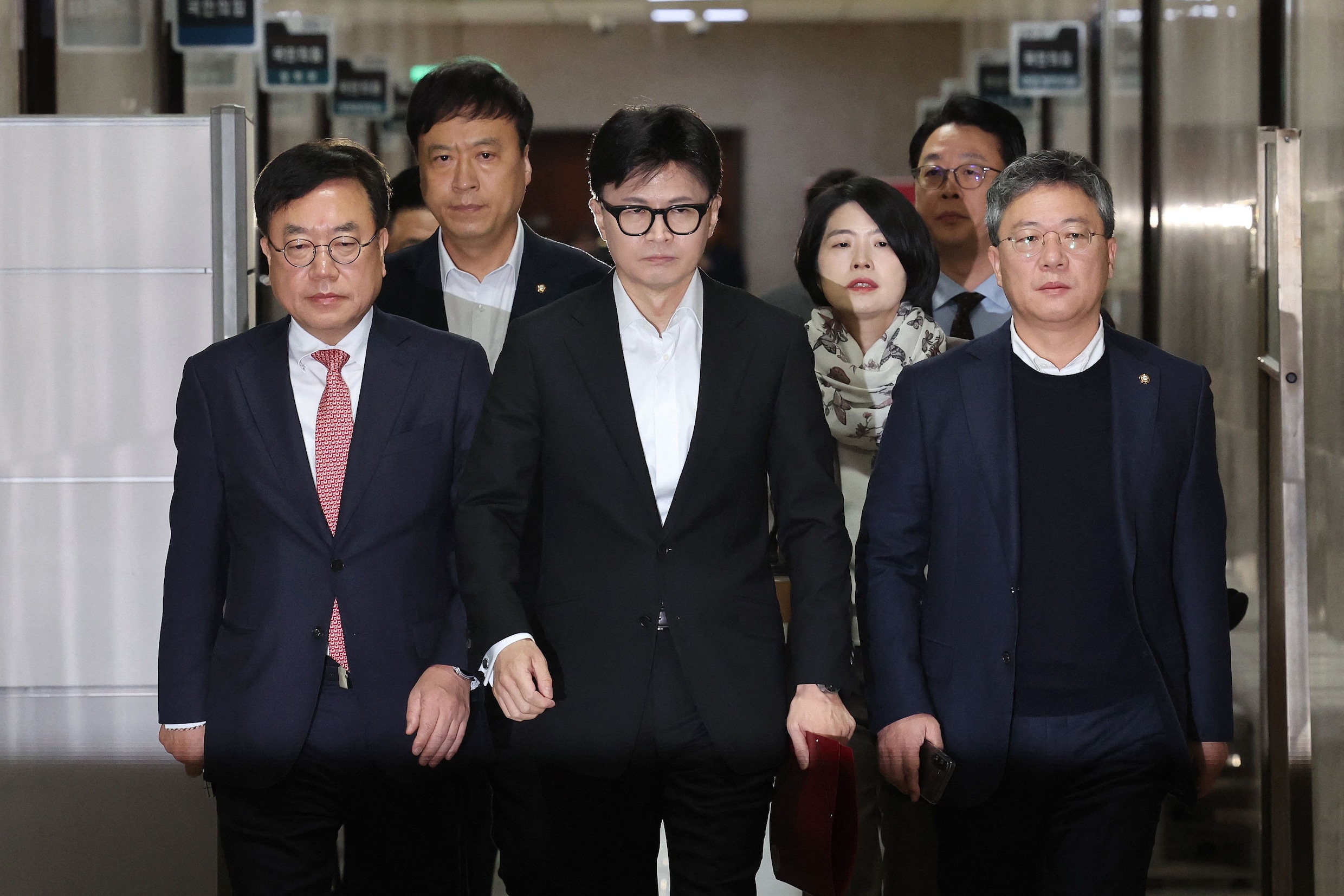 Partijleider Han Dong-hoon (midden) van de PPP.