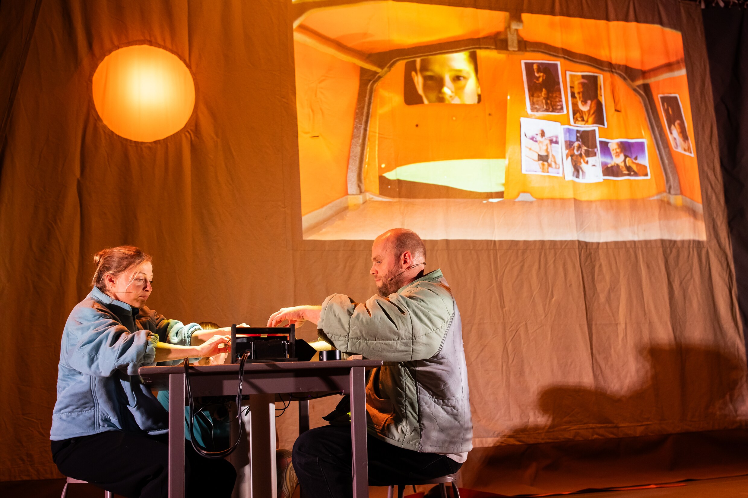 In de creatieve groeivoorstelling ‘Tent’ (6+) legt angsthaas Kaya een ...