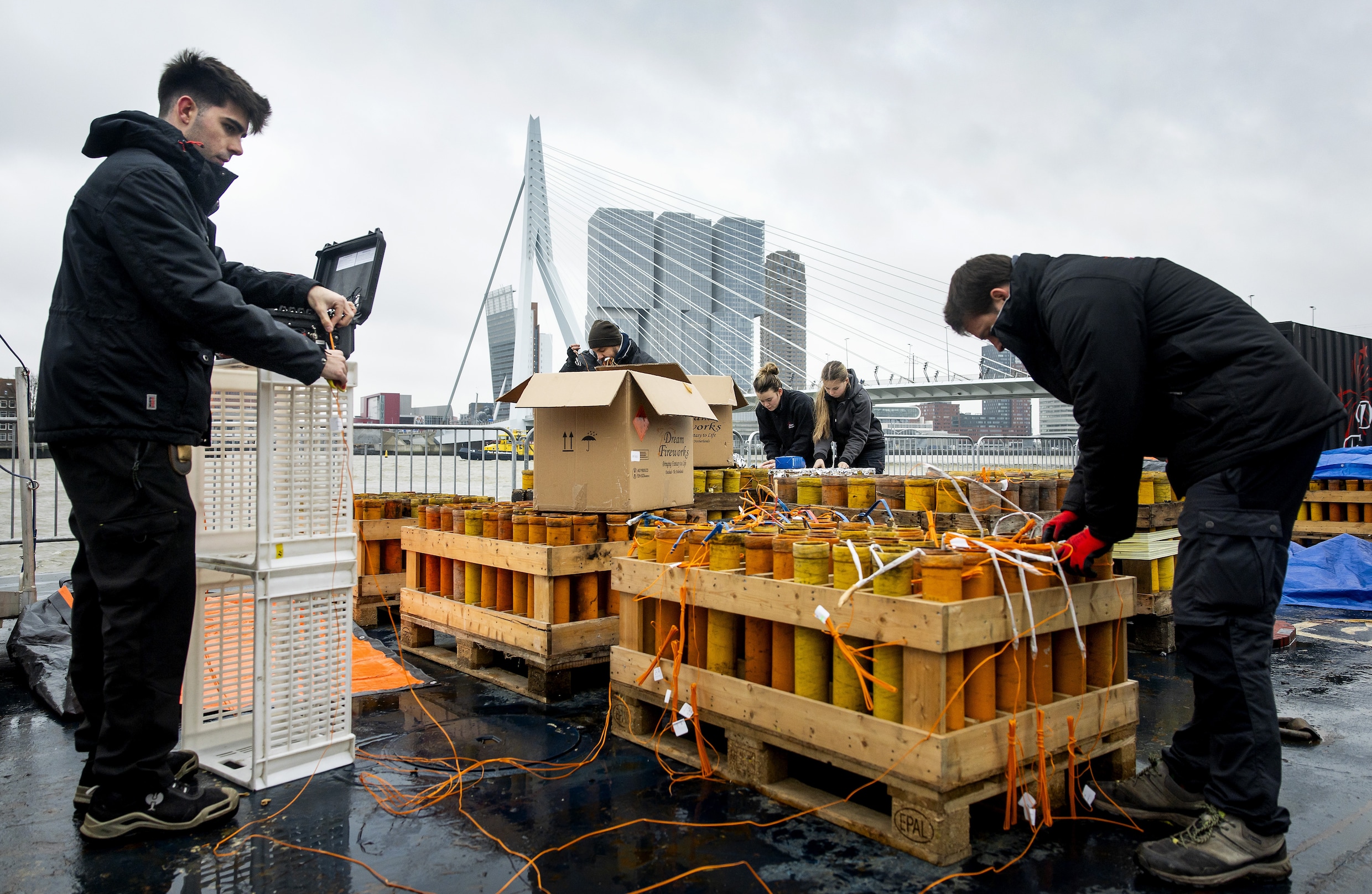 Voorbereidingen voor Het Nationale Vuurwerk op een ponton in de Maas.