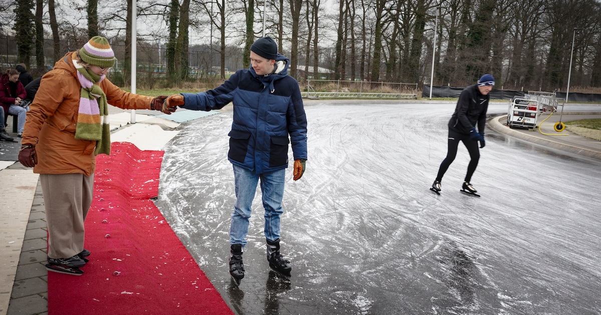 Schaatsliefhebbers genieten van eerste rondjes op Winterswijks natuurijs