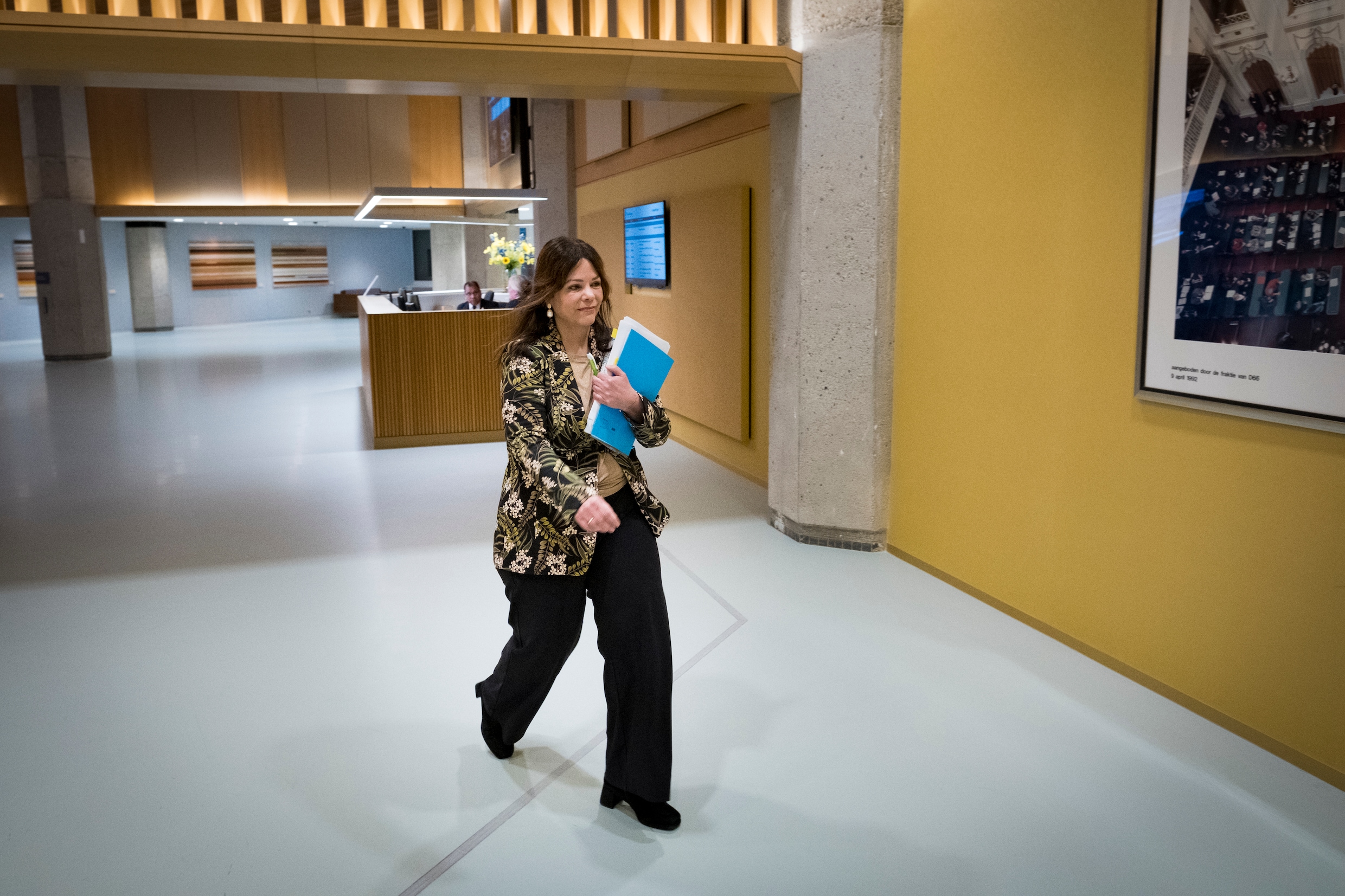 Sandra Palmen, staatssecretaris voor Toeslagen (NSC), in de wandelgangen van de Tweede Kamer.