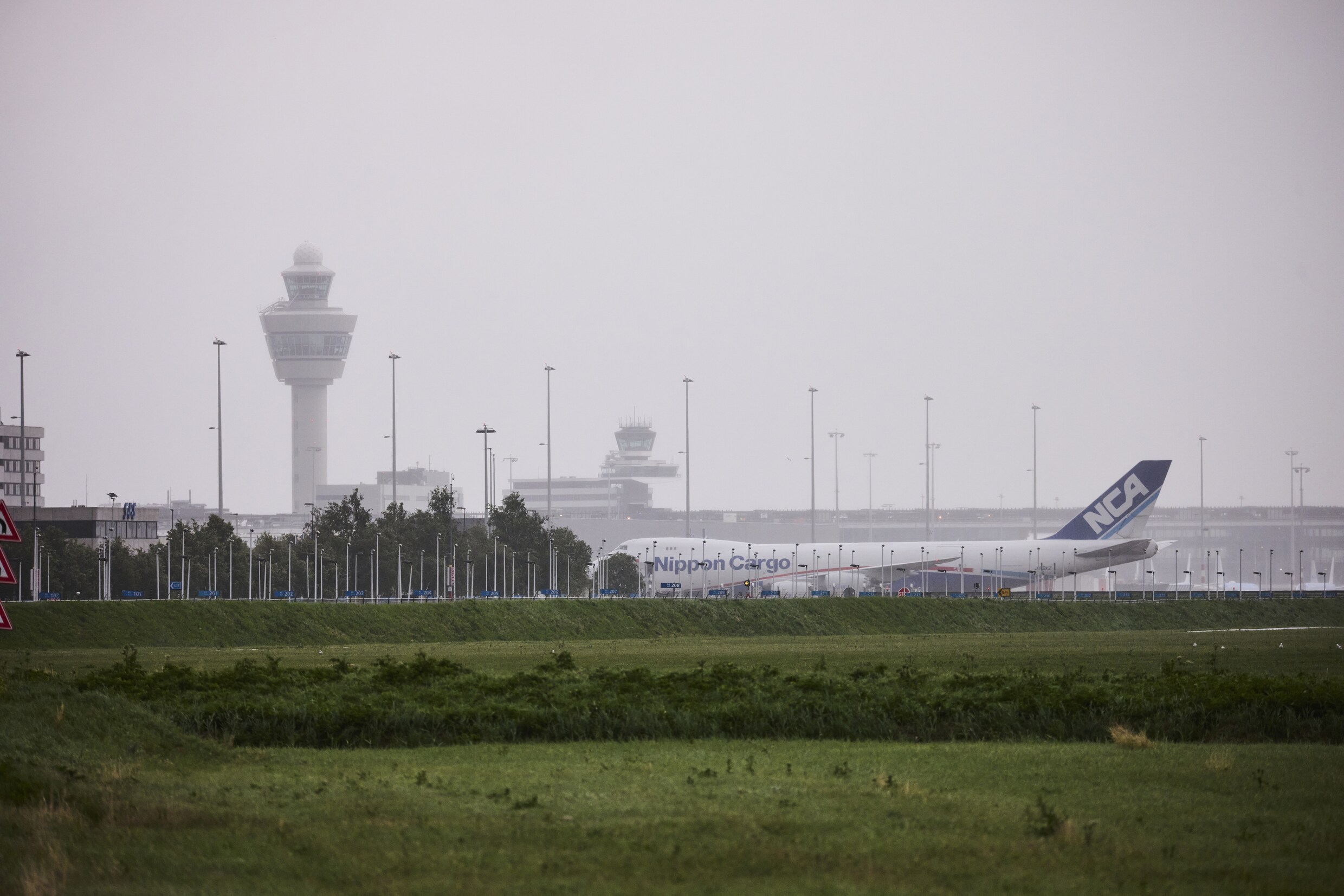 Schiphol schrapt vandaag en morgen tientallen vluchten wegens dichte ...
