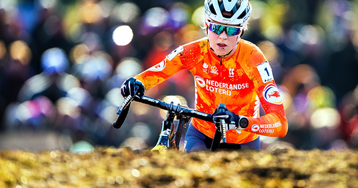 Spanning tot het laatste heuveltje bij WK veldrijden: Van Empel verslaat Brand in Franse modderstrij