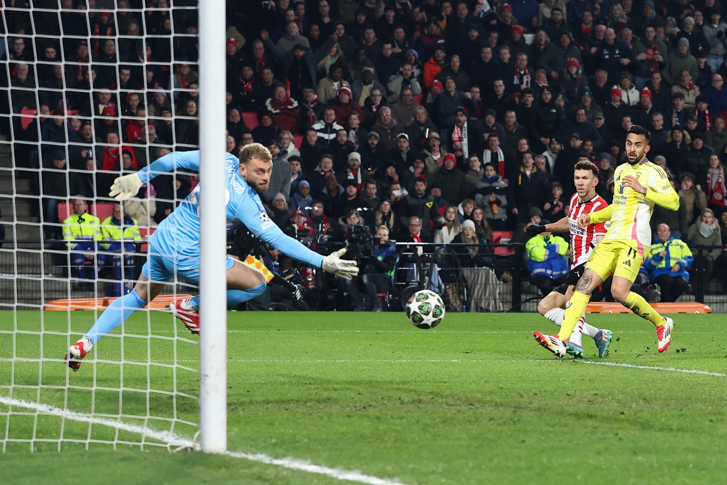 Stadion PSV rilt en trilt, na legendarische zege op Juventus (3-1) | de ...