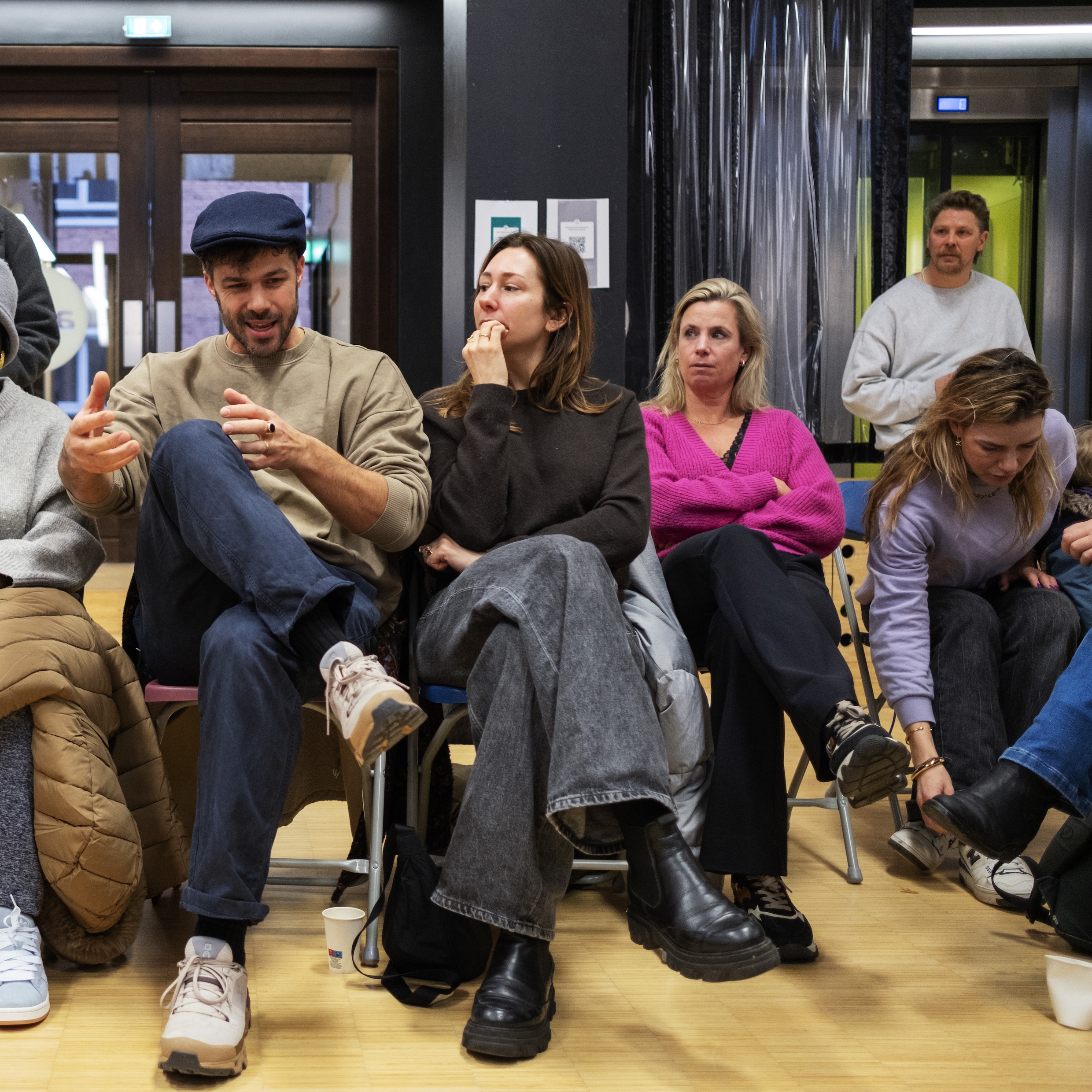 Ouders in de aula van Onze Amsterdamse School tijdens de bijeenkomst ‘Uitstel smartphones’ in januari.