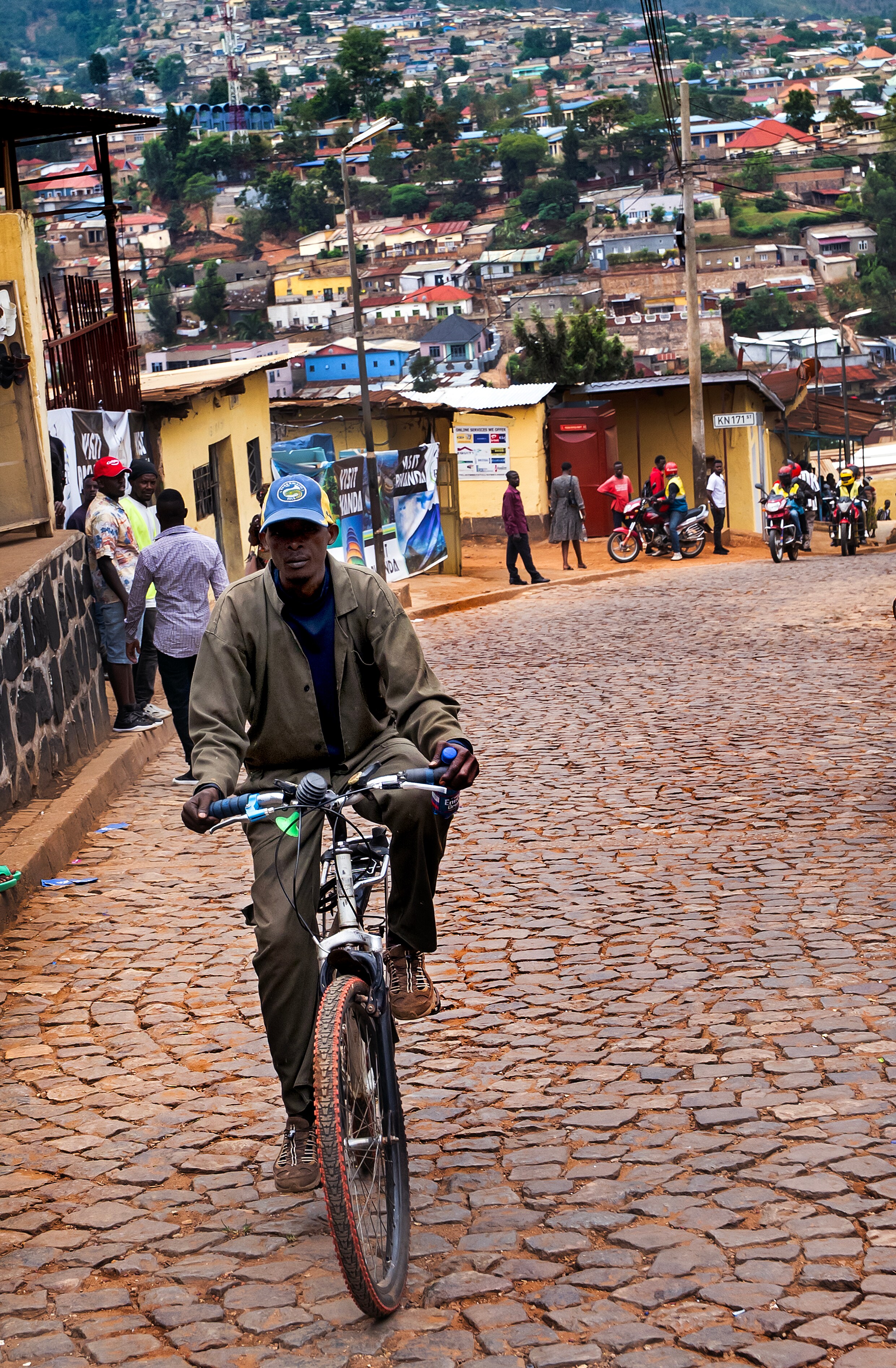 Tour du Rwanda trotseert de oorlog, maar bezwijkt onder een regenbui ...