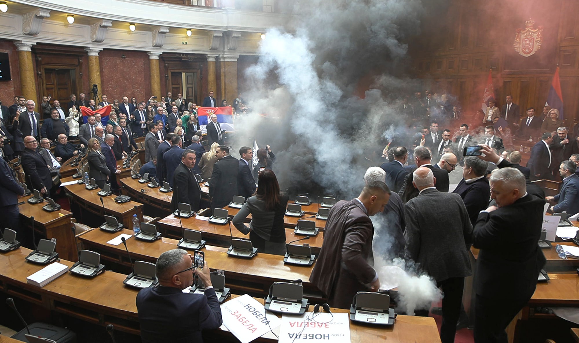 Chaos in Servisch parlement: oppositie zet rookbommen en fakkels in, twee gewonden | de Volkskrant