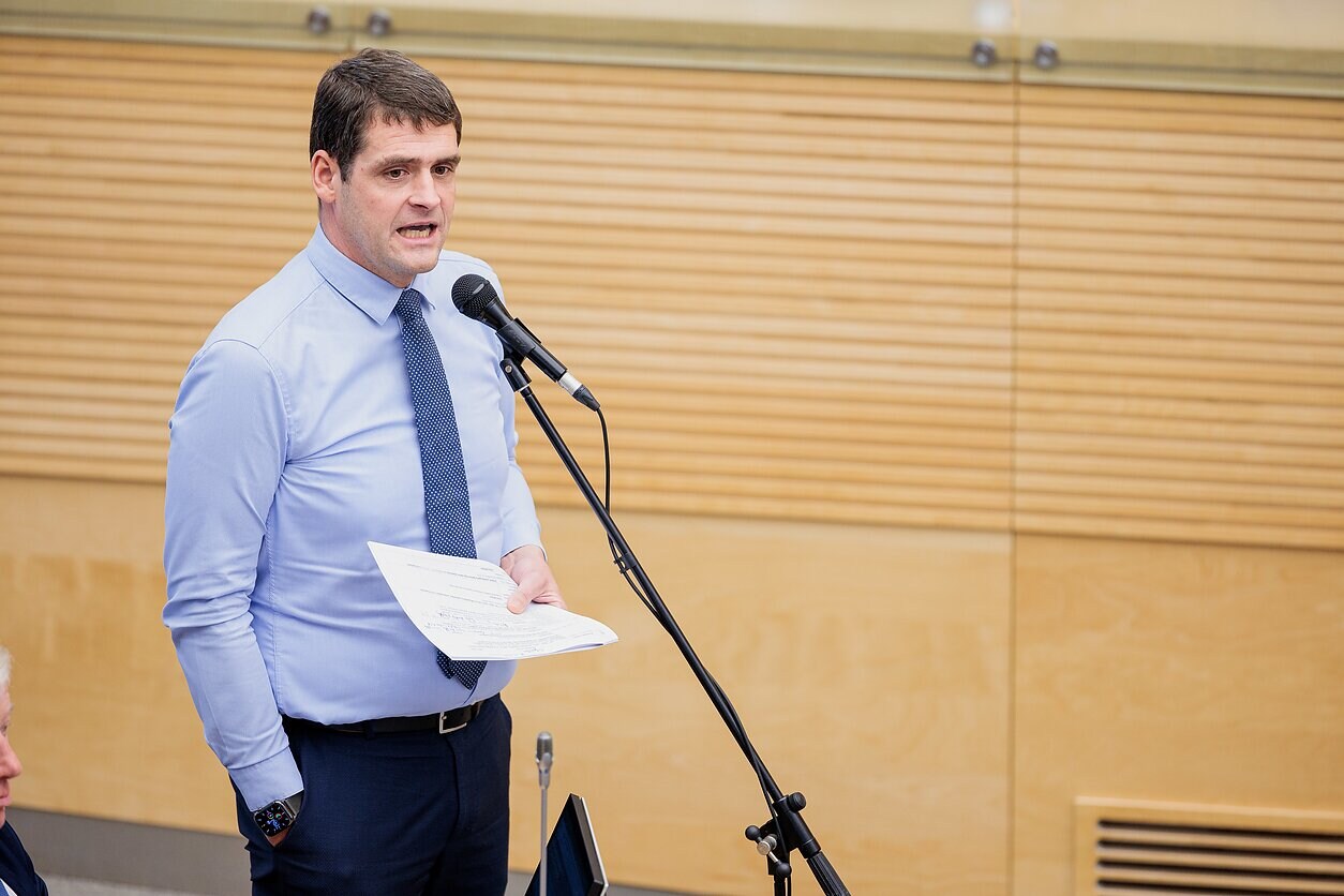 Omstreden Litouwse politicus trapt in grap: luxe reis naar Elon Musk ...