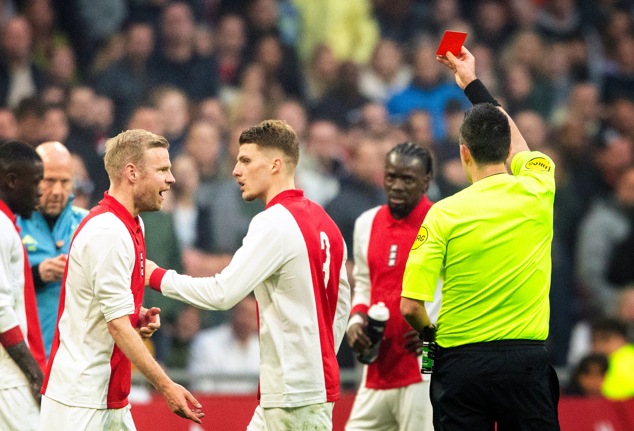 anton-gaaei-verlaat-met-rood-het-veld-klaassen-protesteert