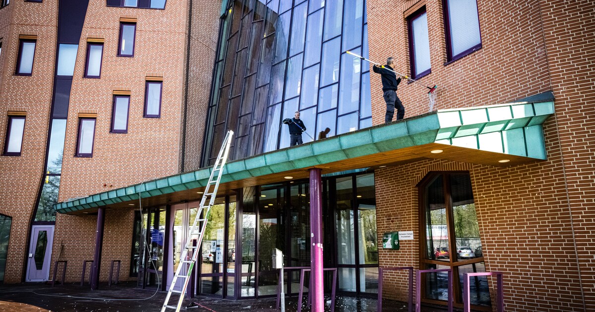 Protest tegen komst asielzoekerscentrum in het Brabantse Berlicum escaleert: gemeentehuis bekogeld m