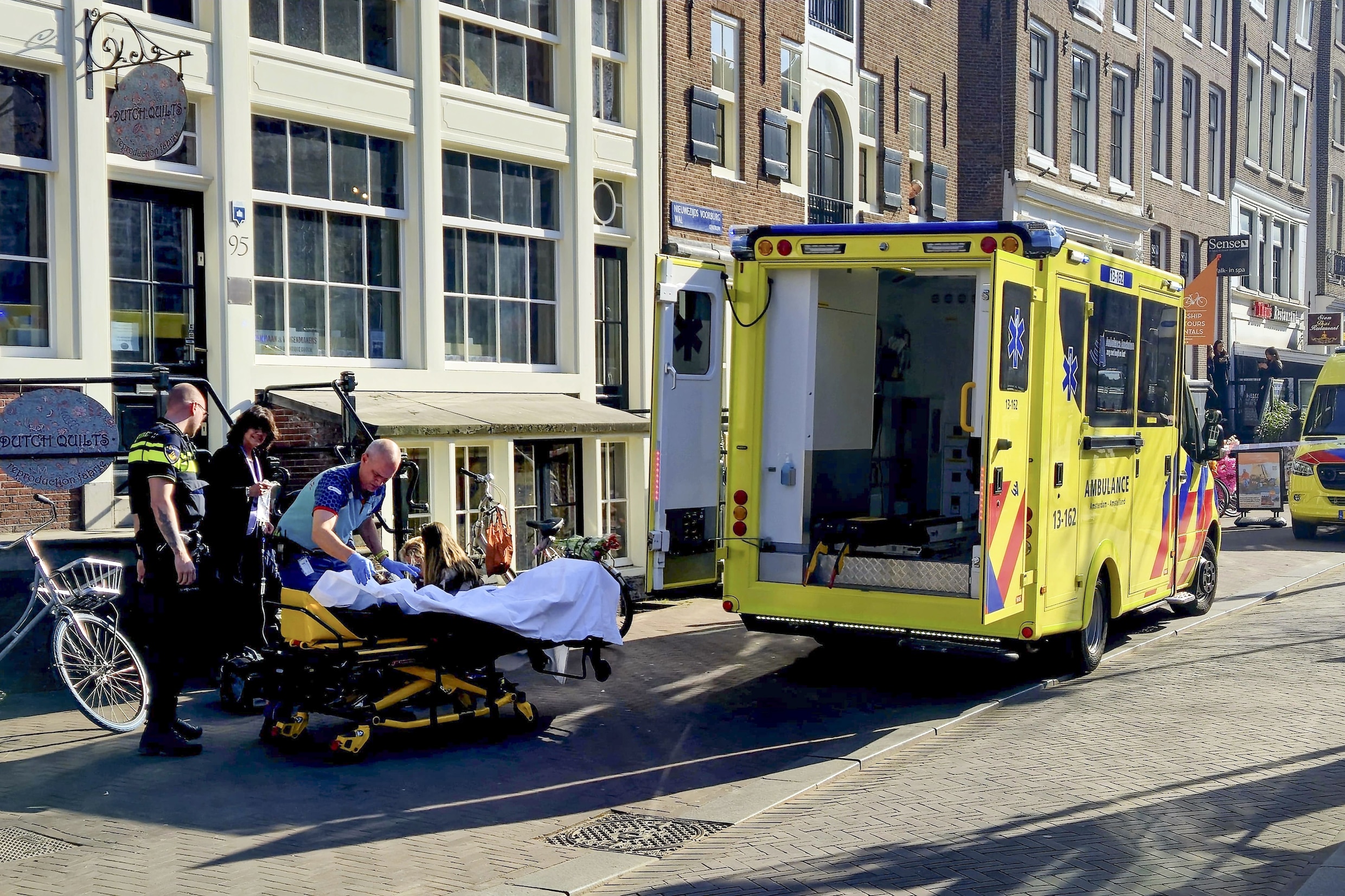 Vijf gewonden bij steekpartij in het centrum van Amsterdam, Dam weer vrijgegeven de Volkskrant