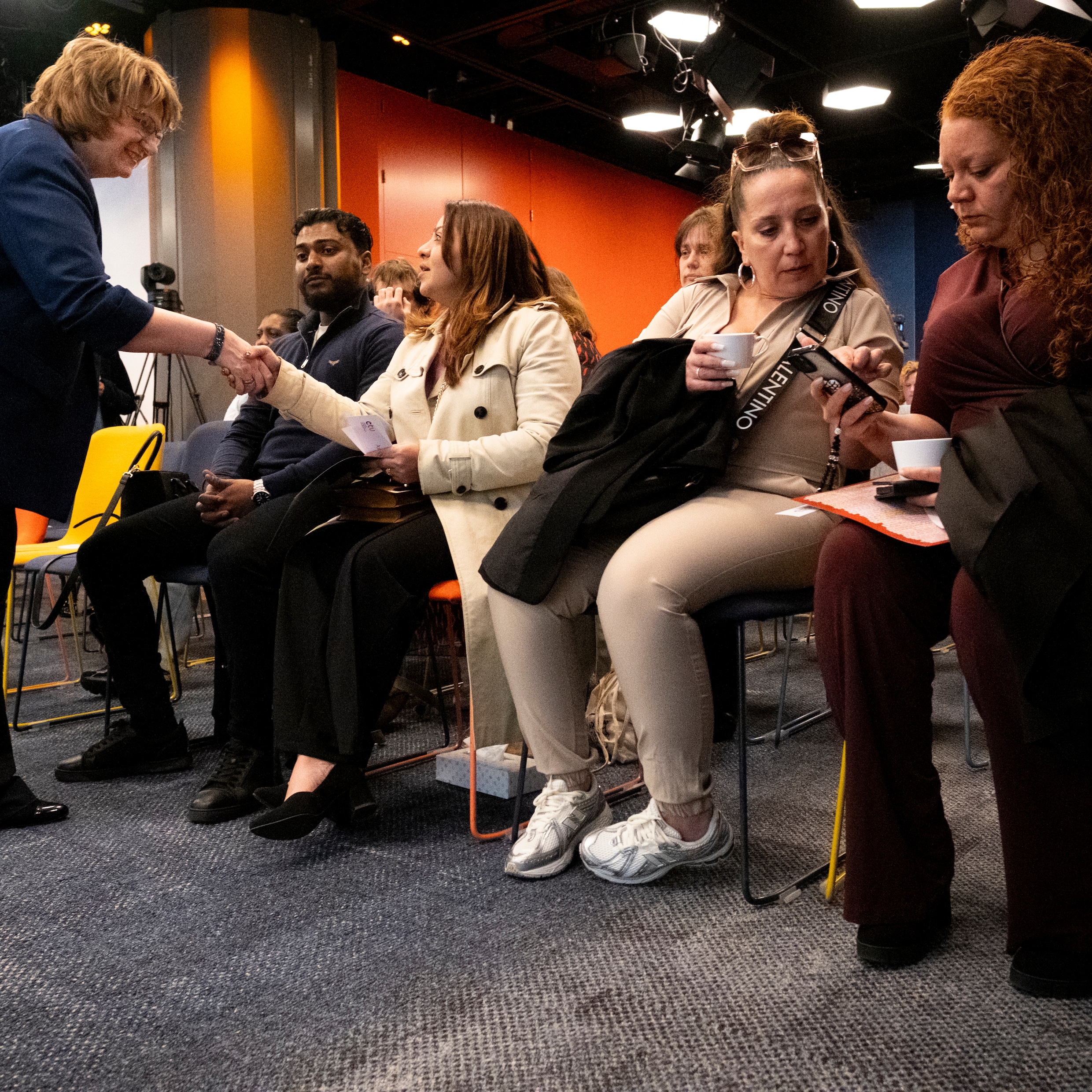Mariëtte Hamer begroet gedupeerden van de toeslagenaffaire.