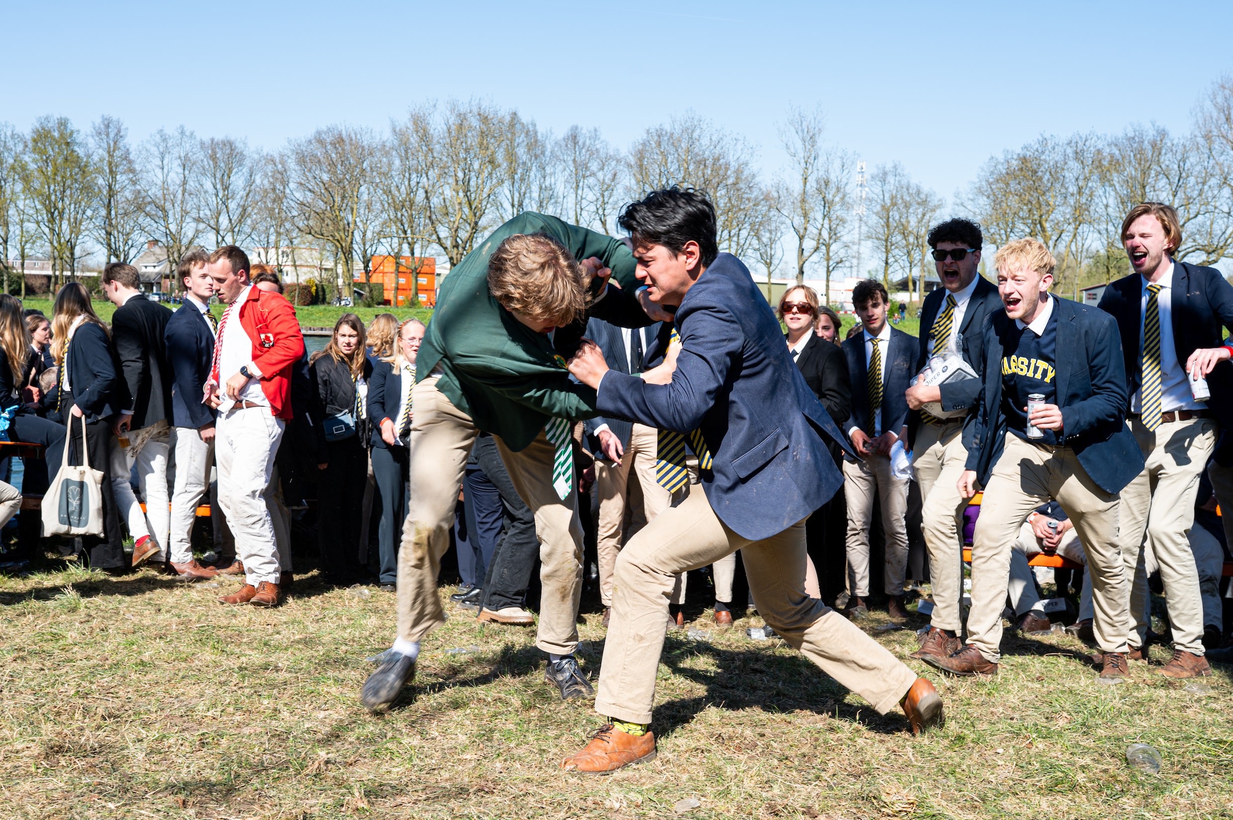 Brassen en roeien bij de Varsity en ten slotte gaan de gescheurde rode ...