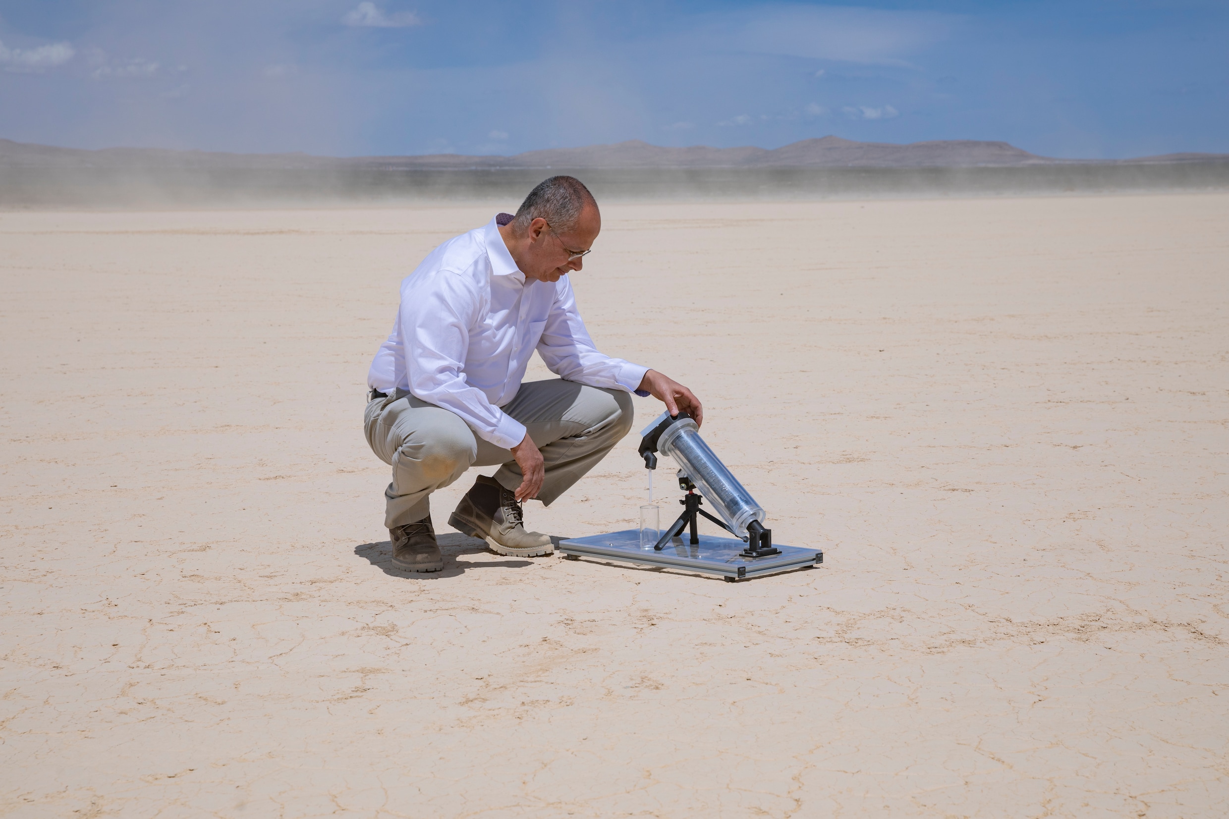 Omar Yaghi met een prototype van zijn uitvinding in Death Valley in de Verenigde Staten.