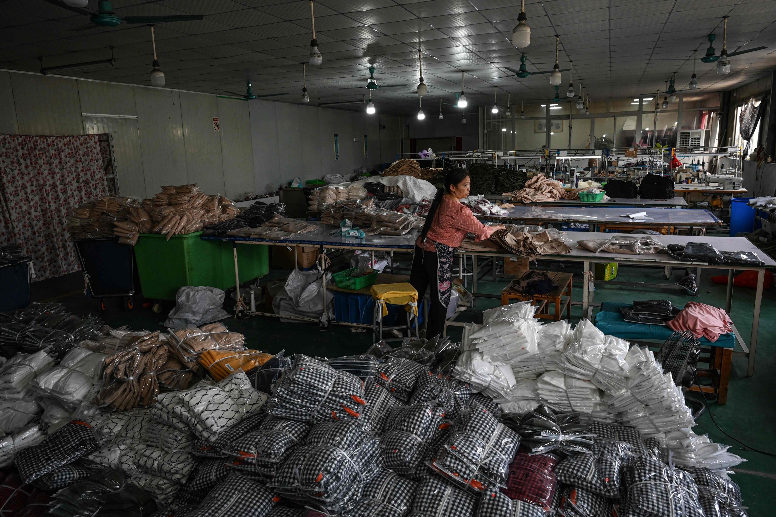 Een werknemer van een fabriek in het Chinese Guangzhou sorteert pakketjes voor webwinkel Temu.