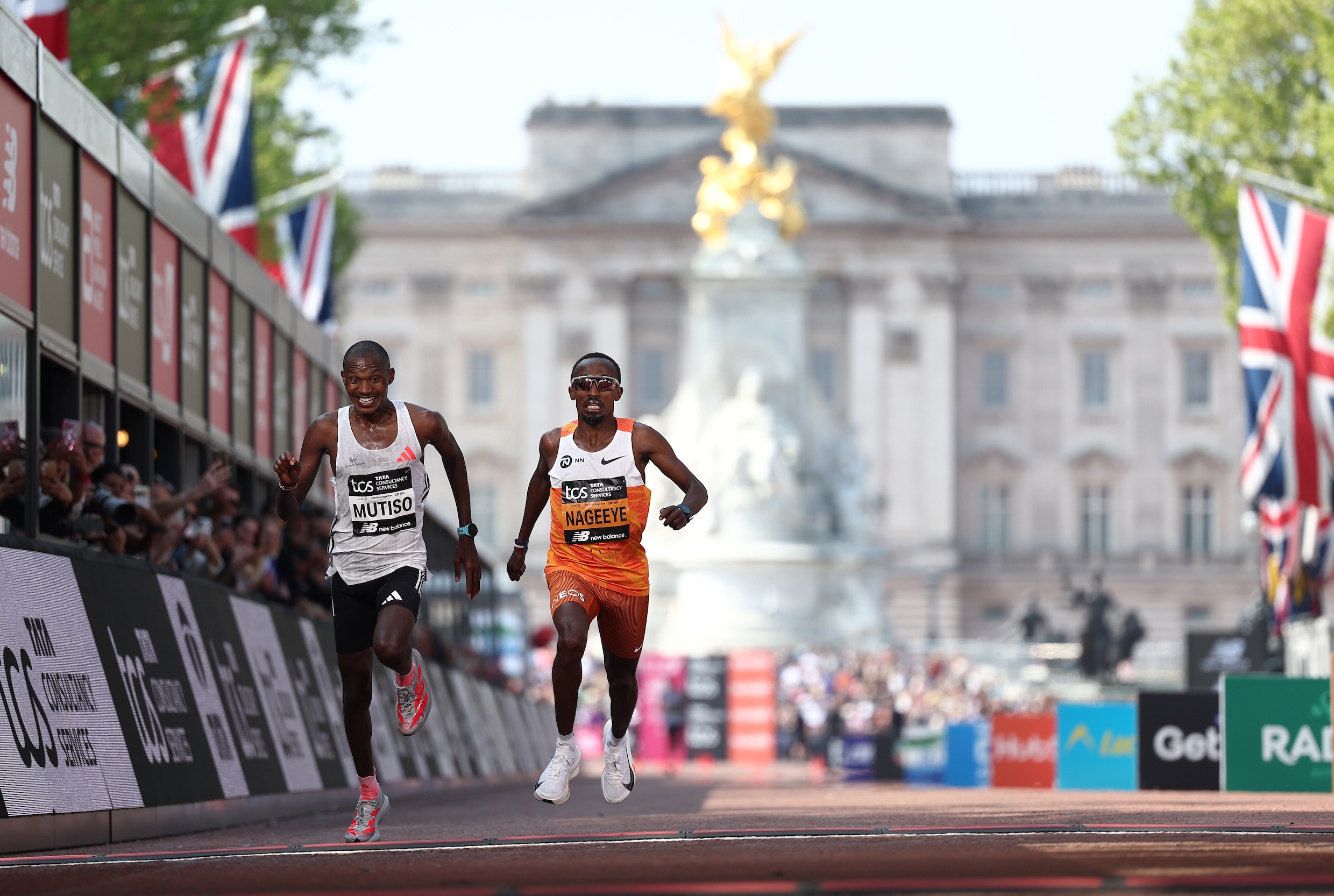 Tijdens de Londense marathon liep Assefa in moordend tempo op kop ...