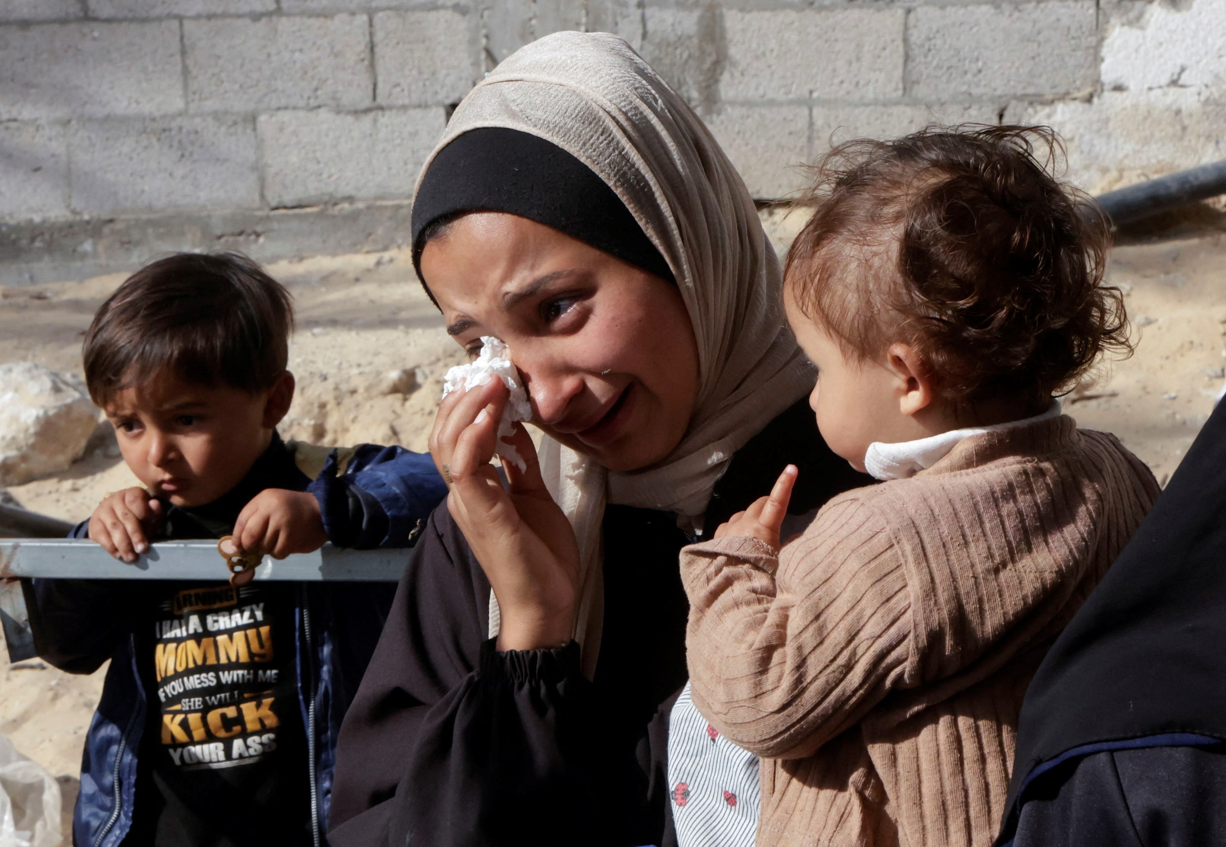 In Khan Younis wordt gerouwd tijdens de uitvaart van Palestijnen die omkwamen bij Israëlische aanvallen.