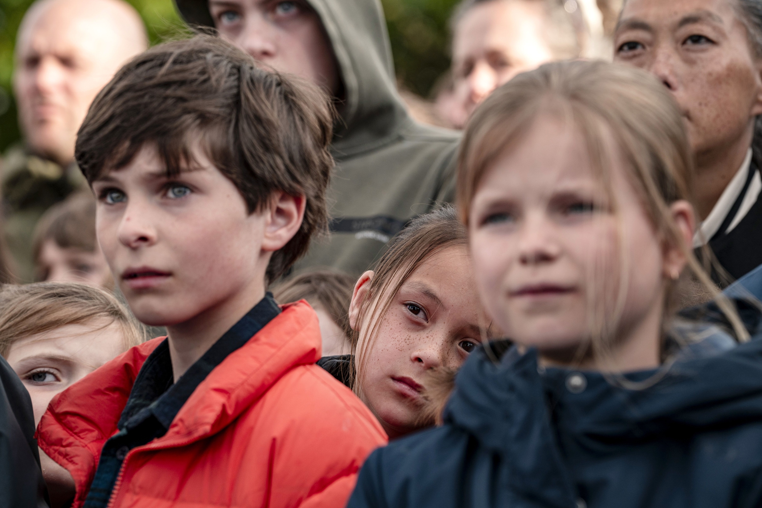 Kinderen tijdens de Nationale Kinderherdenking in Madurodam. De herdenking voor, door en met kinderen werd zondag voor de tiende keer gehouden.
