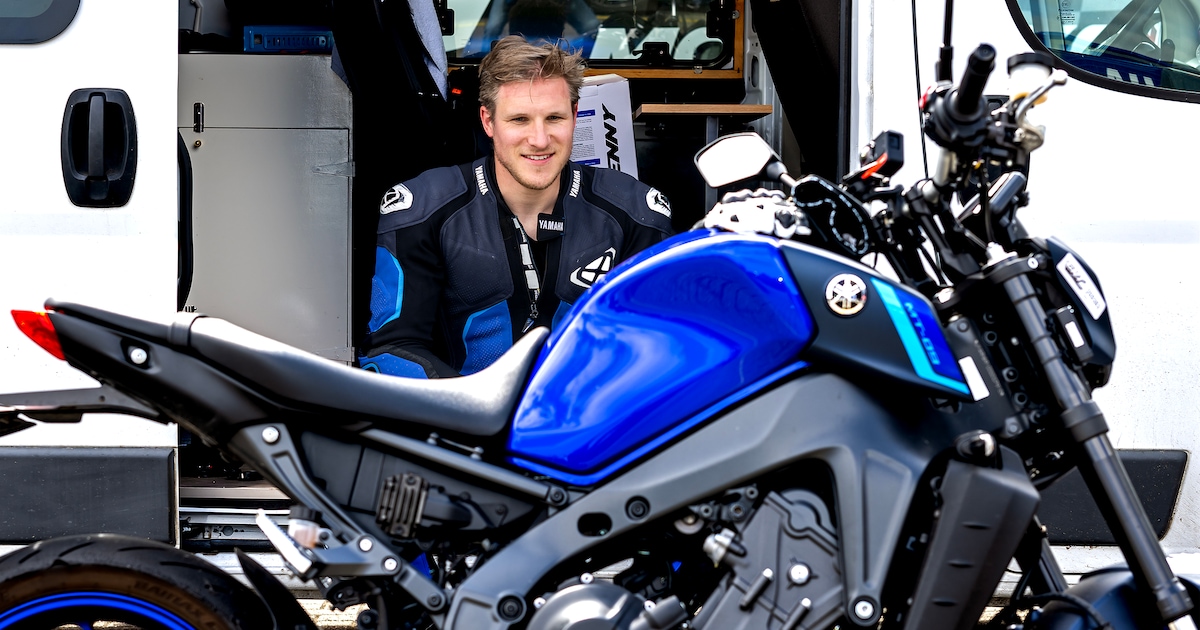 Baanwielrenner Jeffrey Hoogland verruilt de fiets soms voor een motor. ‘Ik voel wel een beetje spann