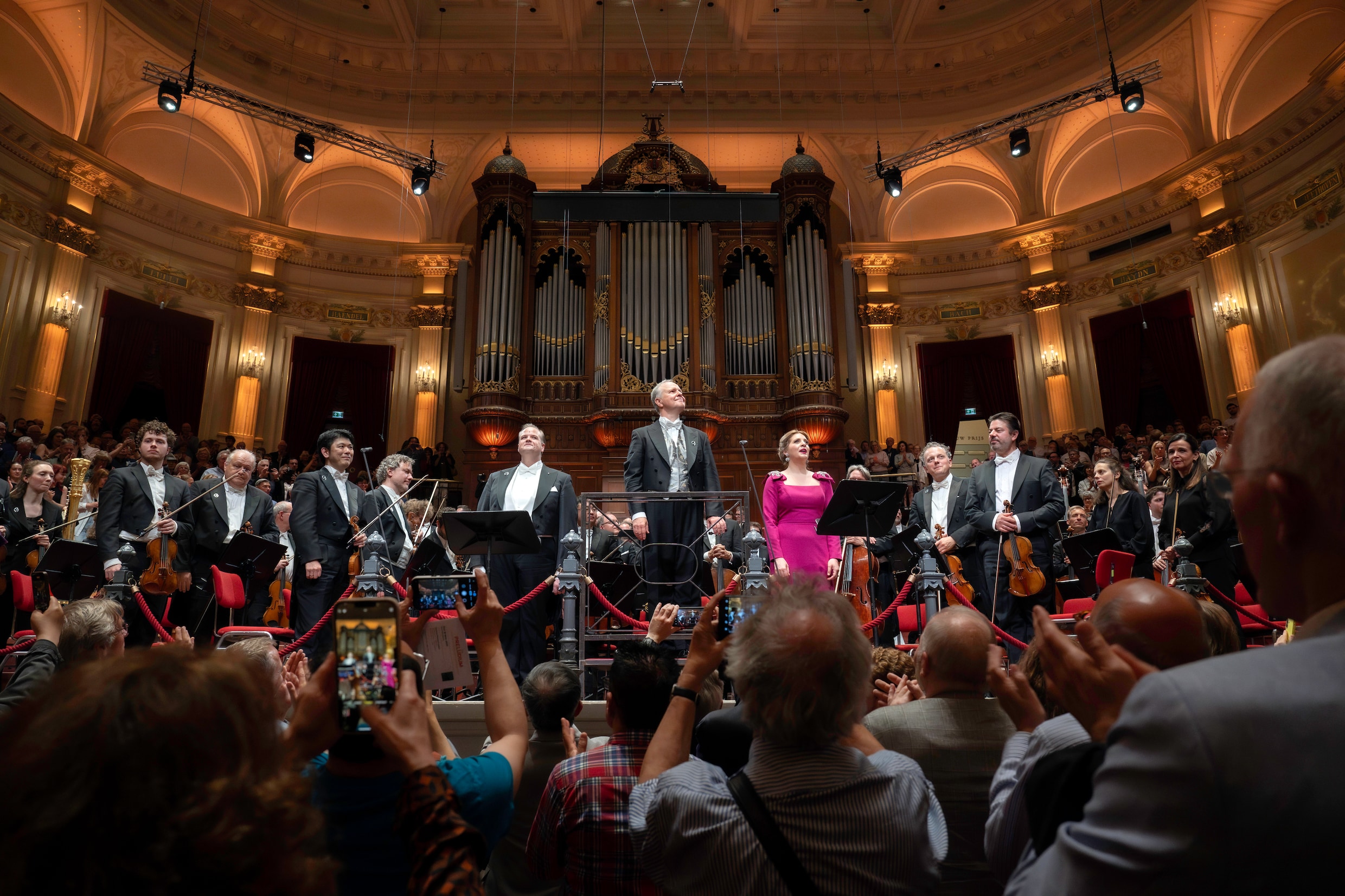 Het slotconcert van het Mahler Festival. Dirigent Sakari Oramo wordt geflankeerd door zangers Benjamin Bruns en Dorottya Láng.