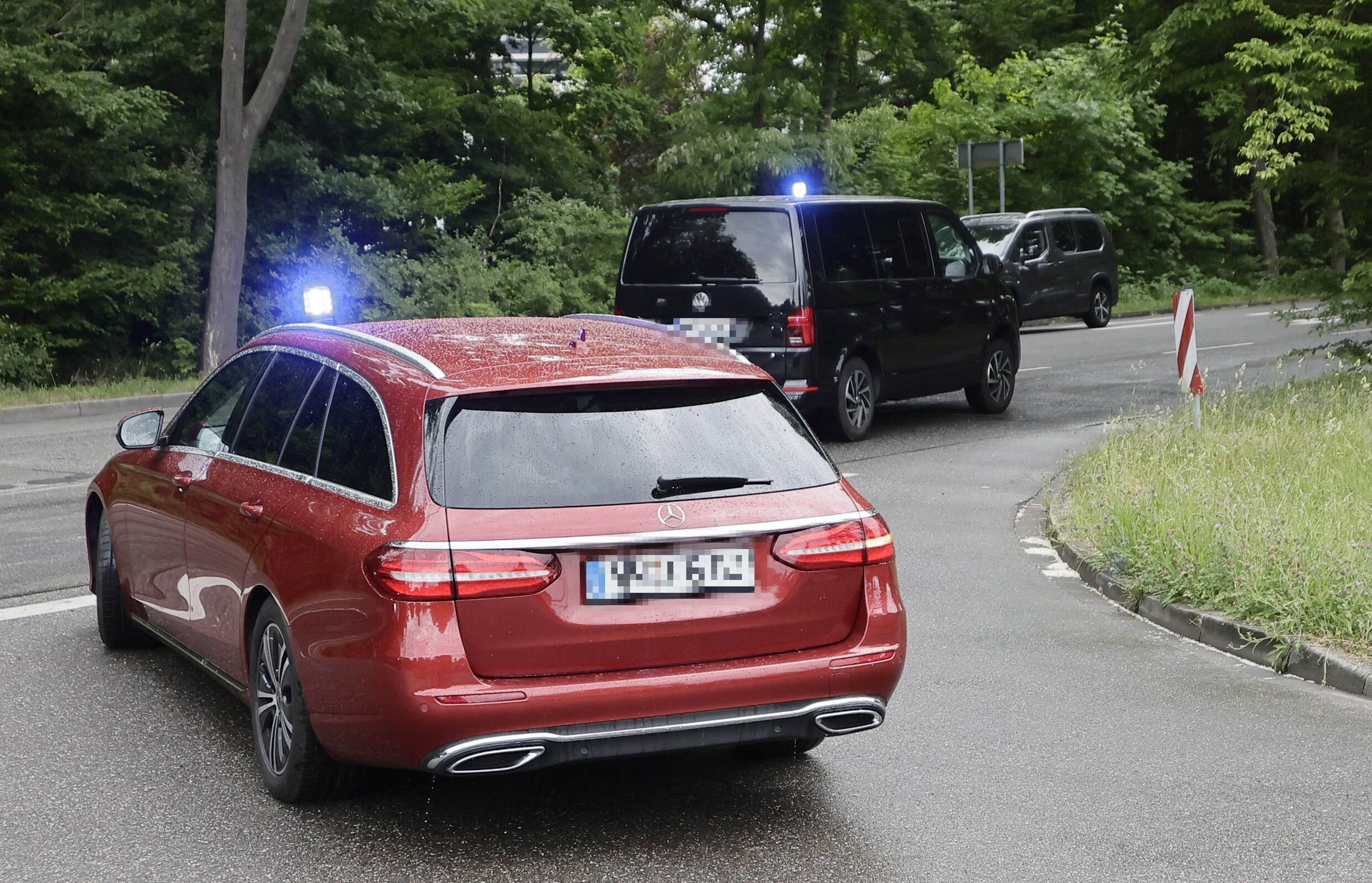 De Duitse politie escorteert een van de arrestanten, die ervan verdacht worden lid te zijn van het extreem-rechtse Letzte Verteidigungswelle.