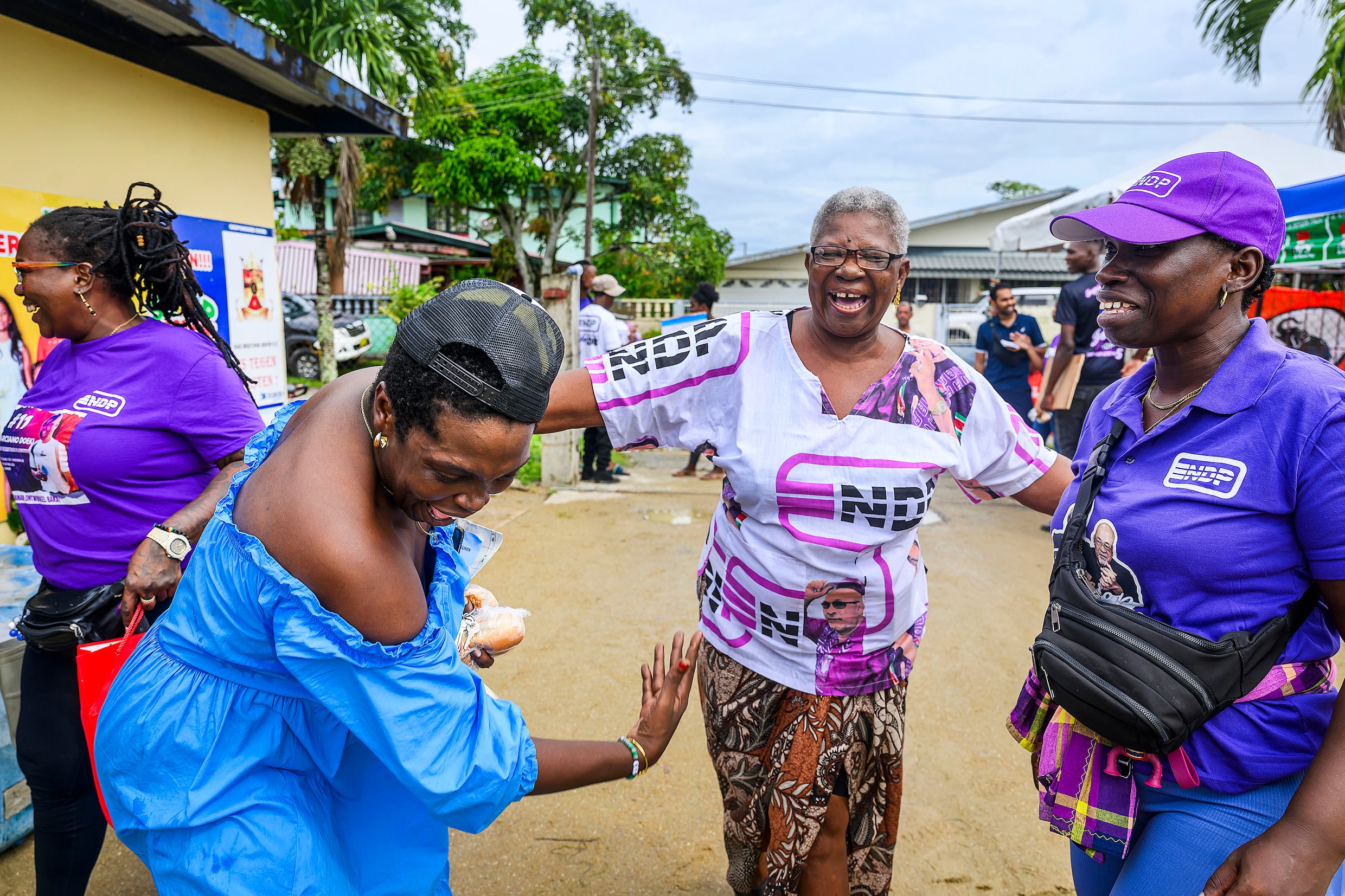 Aanhangers van de NDP zondag bij een stembureau op Blauwgrond in Paramaribo.