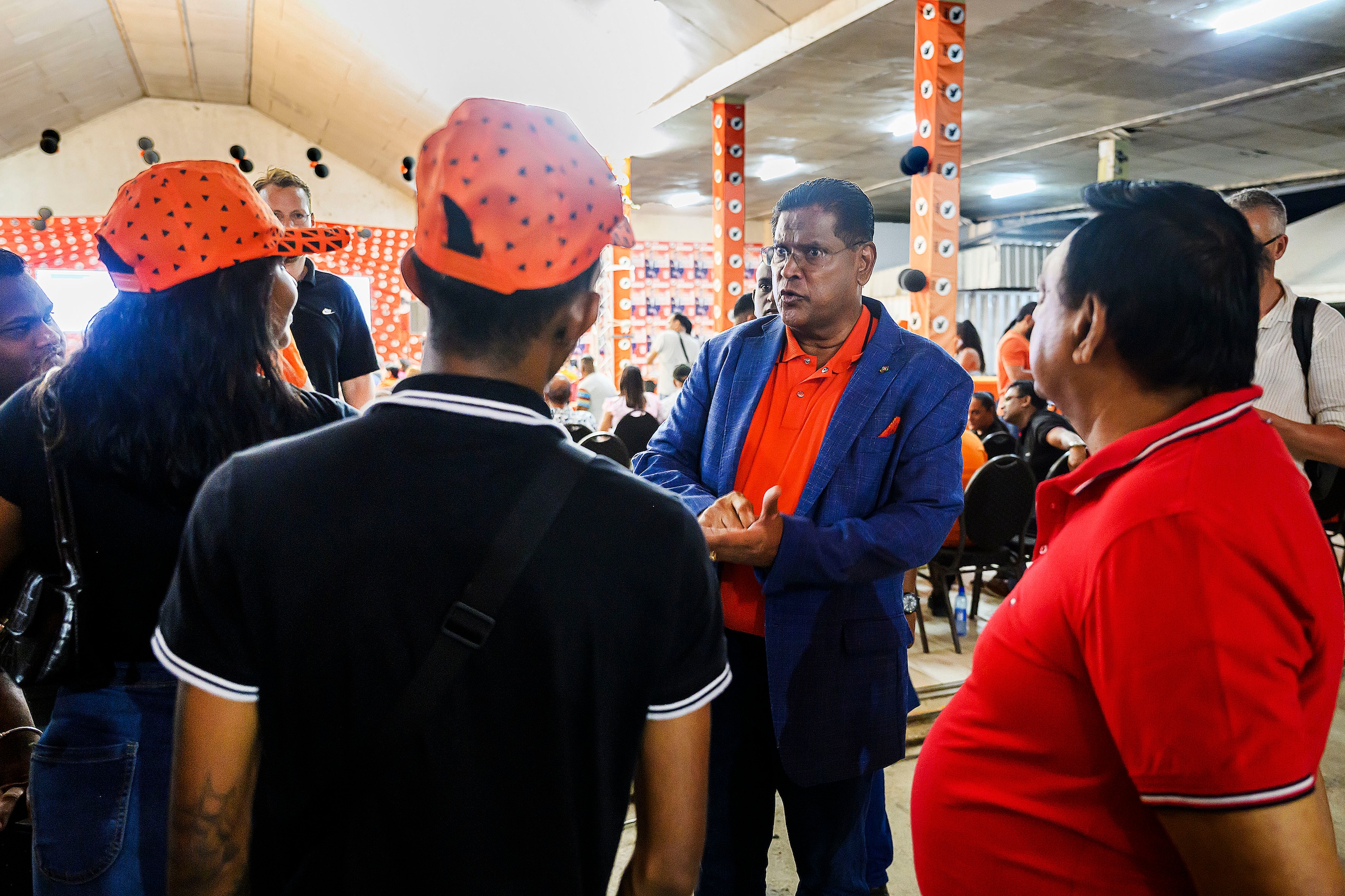 President Chan Santhoki praat met aanhangers in de Olifant, het hoofdkwartier van zijn partij de VHP.
