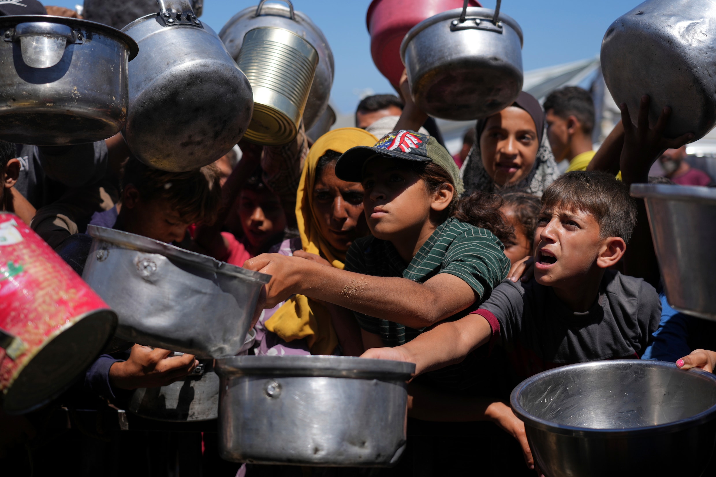 Voedseldistributie in Gaza gepauzeerd, Israël voert aanvallen verder op | de Volkskrant