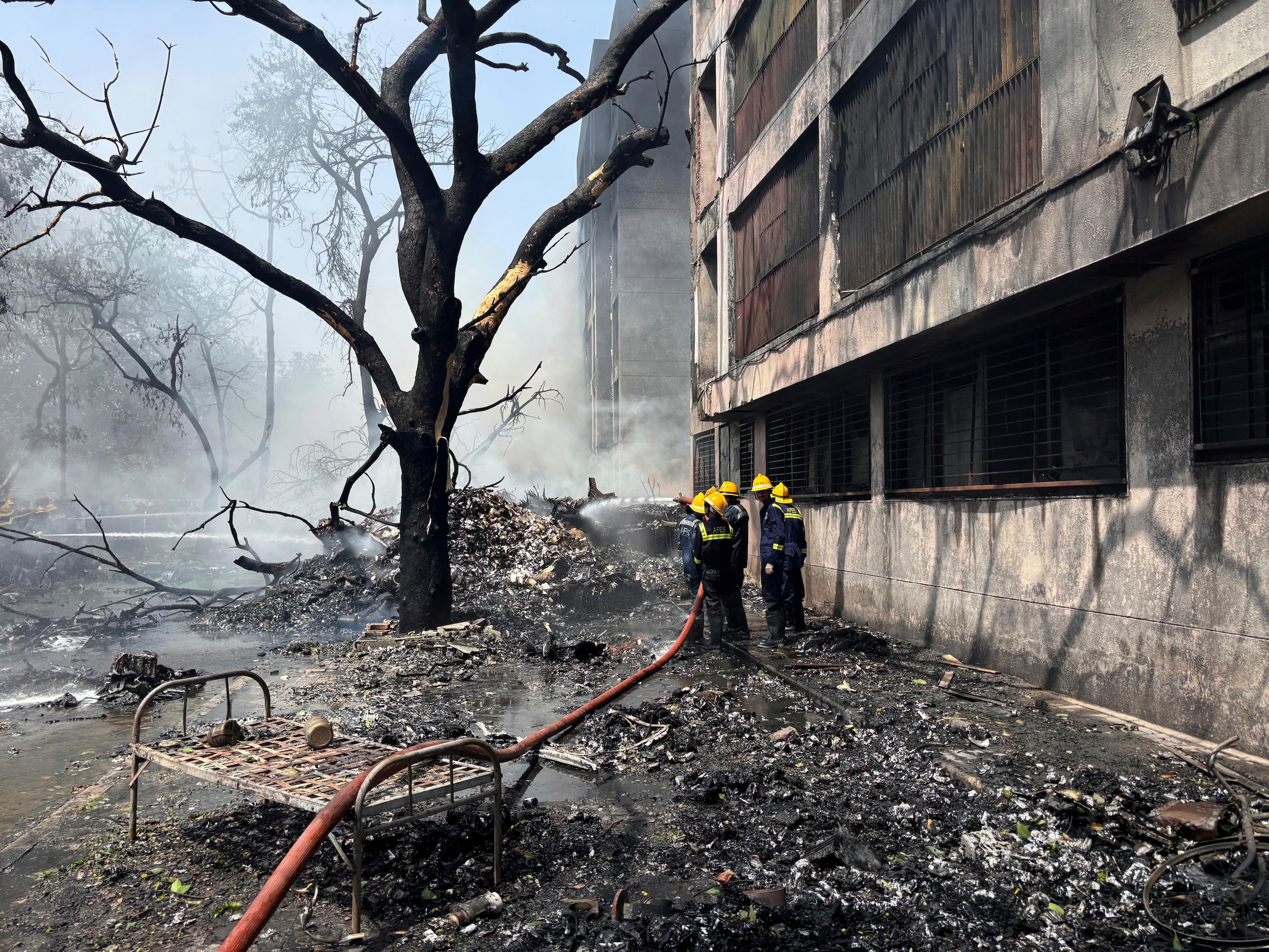 Indiaas vliegtuig op bewoond gebied neergestort, 242 mensen aan boord | de Volkskrant