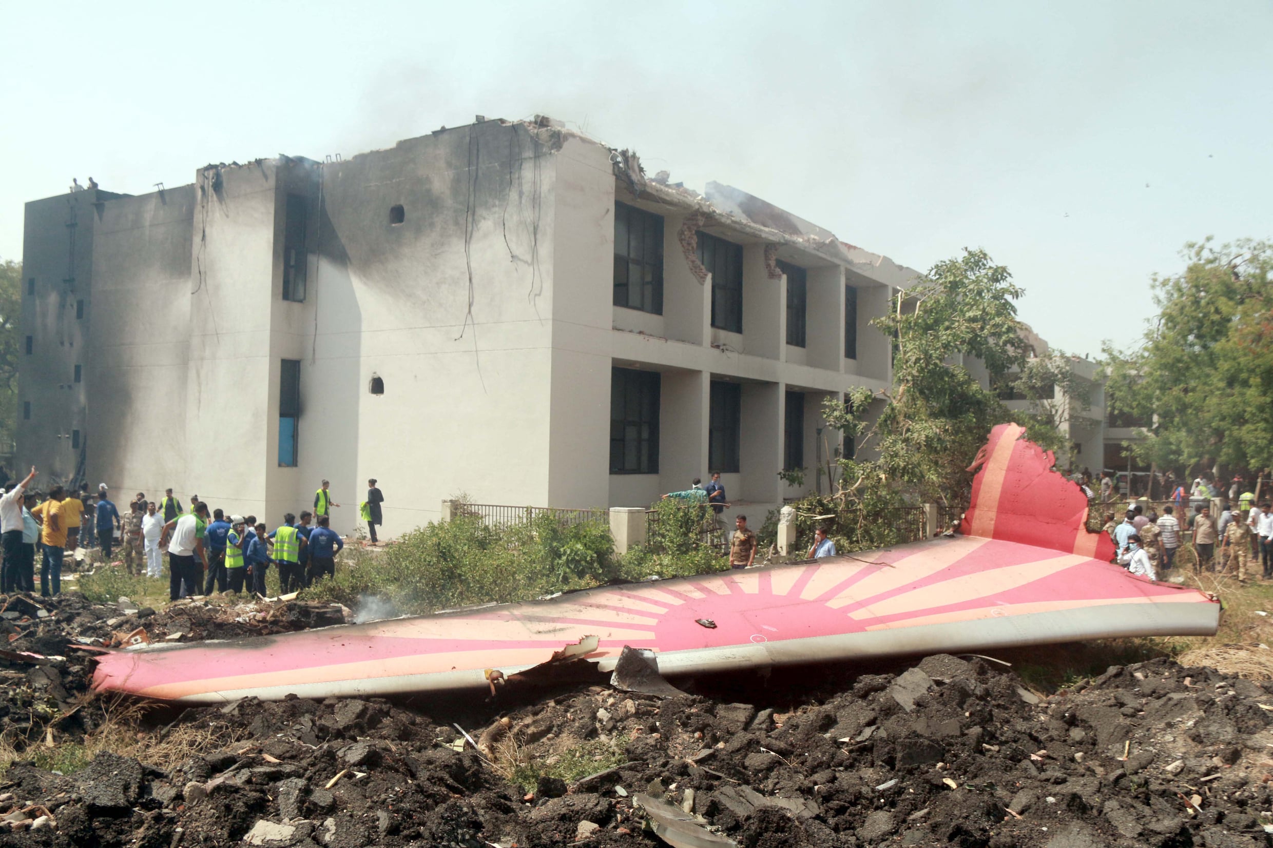 Live crash India: Luchtvaartexpert ziet vreemd gedrag voor crash: landingsgestel nog uit, lage snelheid | de Volkskrant