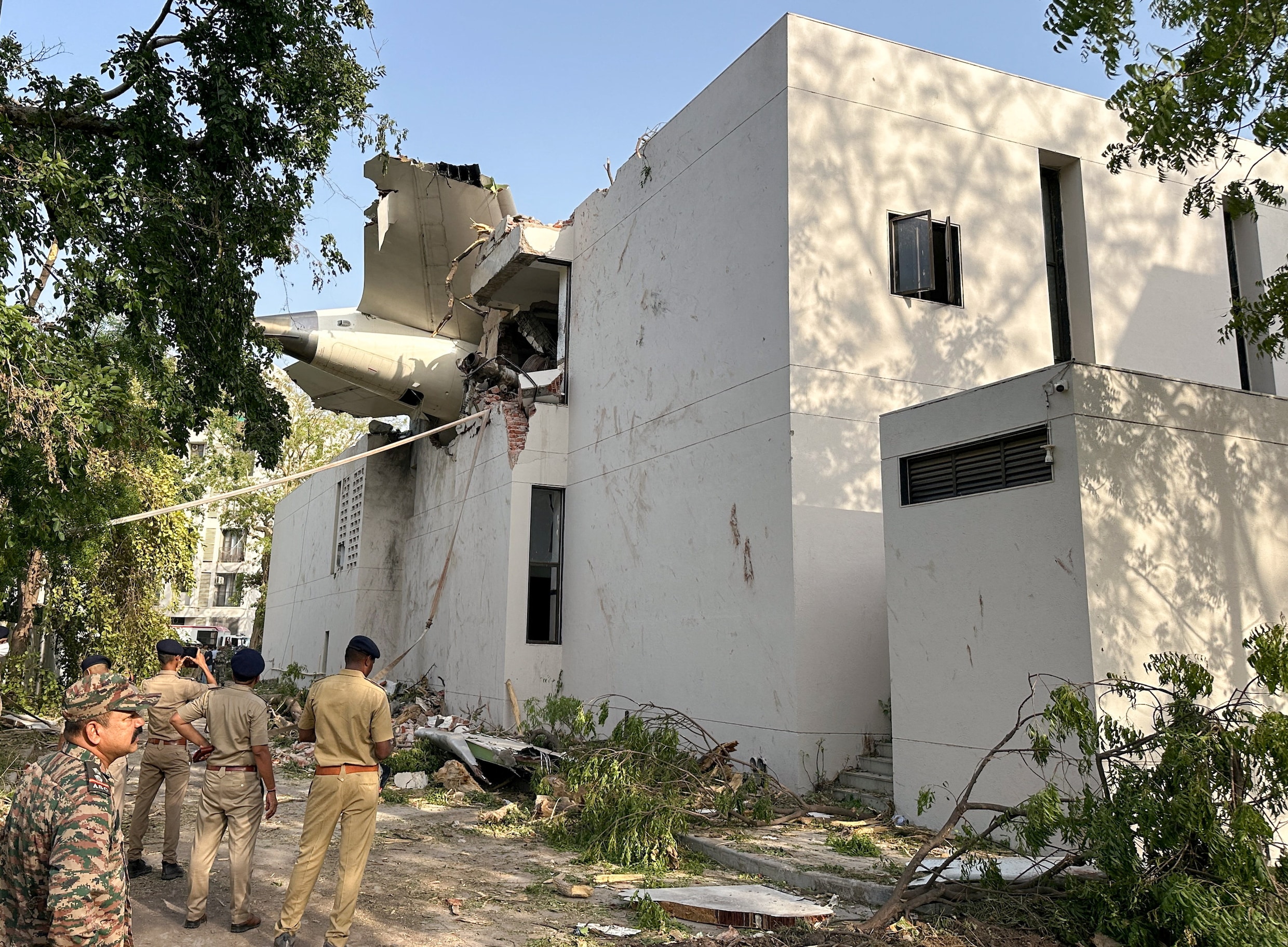 Live crash India: Luchtvaartexpert ziet vreemd gedrag voor crash: landingsgestel nog uit, lage snelheid | de Volkskrant