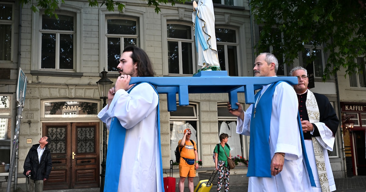 Eeuwenoud pelgrimsfeest in Maastricht trekt een massapubliek: ‘Het moet geen kermis worden