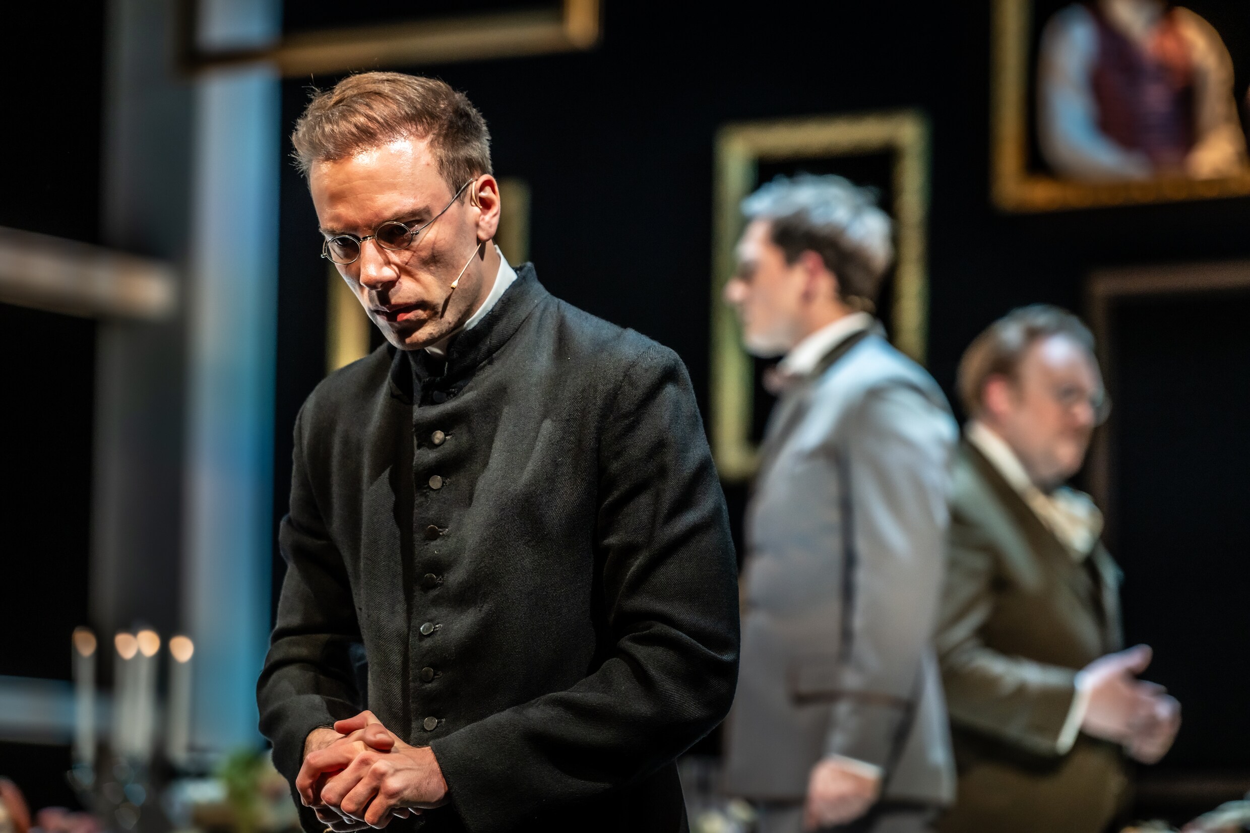 Kapelaan Alphons Ariëns (Danny Westerweel) in ‘Door het stof’.
