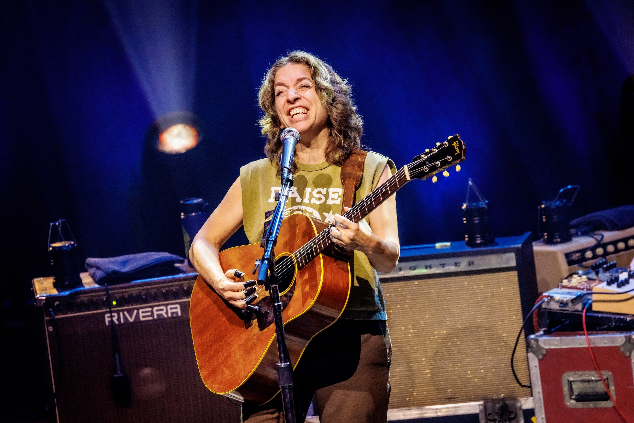 Begenadigd gitarist Ani DiFranco zingt woedende songs over fascisme ...