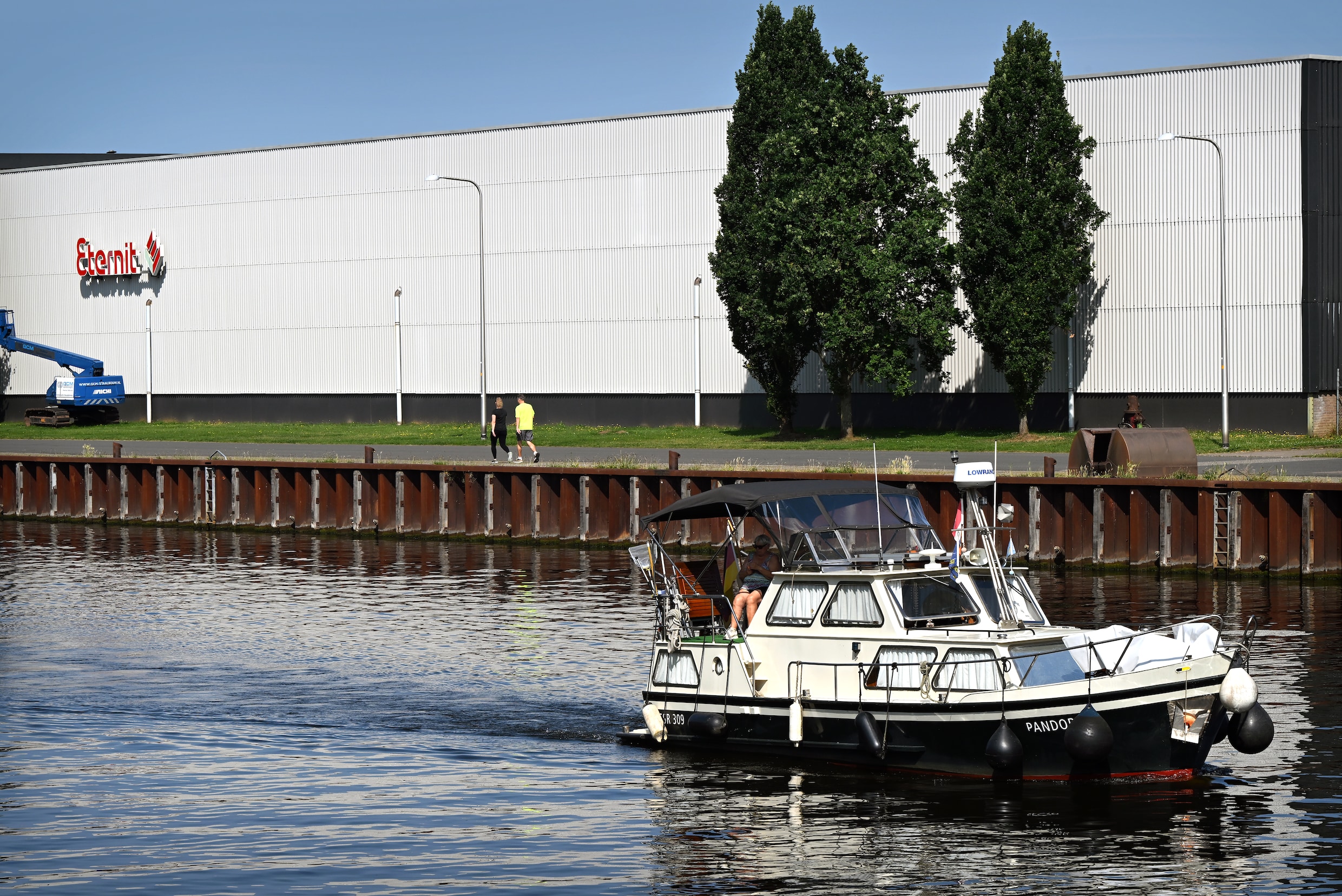Een fabriek langs het Twentekanaal, bij Goor.