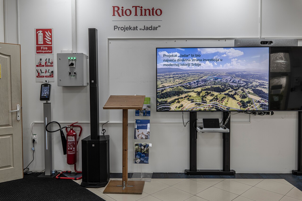 een-scherm-op-kantoor-bij-mijnbouwbedrijf-rio-tinto-in-servie