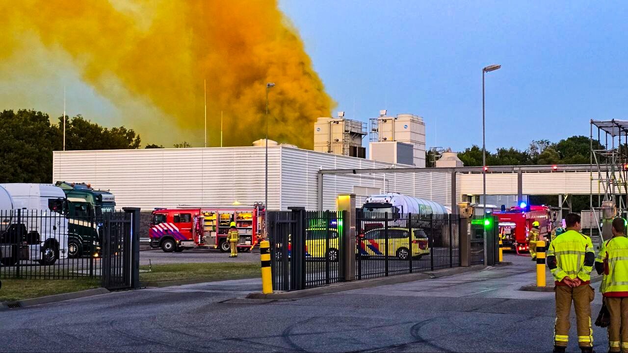 Gevaarlijke stof vrijgekomen bij FrieslandCampina in Borculo, fabriek ontruimd, rookwolk verdampt | de Volkskrant